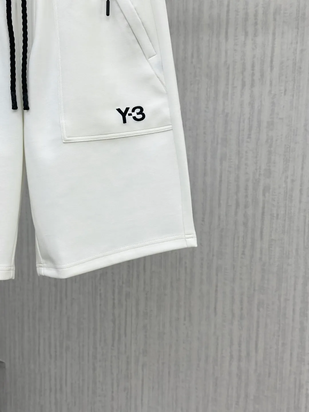 Y 3 2026 Summer New Arrival men's casual shorts, advanced custom fabrics, Breathable comfort, impeccable details, top accessories, original logo design concept, delicate and soft feel! The upper body fit is awesome! Size: M-XXXL Please state your height and weight when ordering