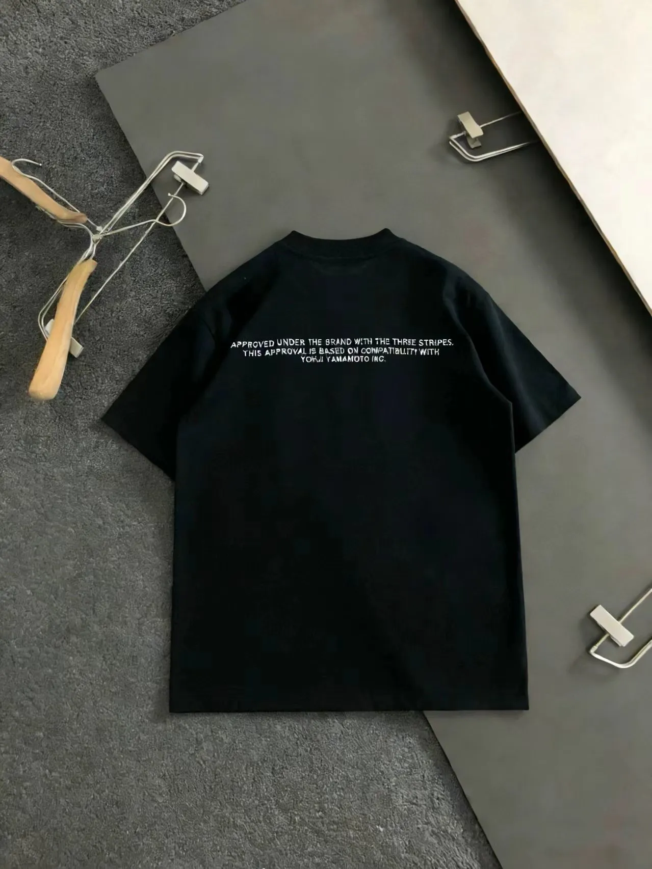 Y-3 2026 Spring and Summer New Arrival round neck loose casual short-sleeved T-shirt with simple letter printing, full of fashion. The heavyweight pure cotton fabric is comfortable, breathable and not easy to deform. It goes without saying that the workmanship is exquisite, the loose fit is casual and casual, and the casual Versatile is not fussy. Color: black, white Fabric: 100% cotton Sizes: M-XXXL