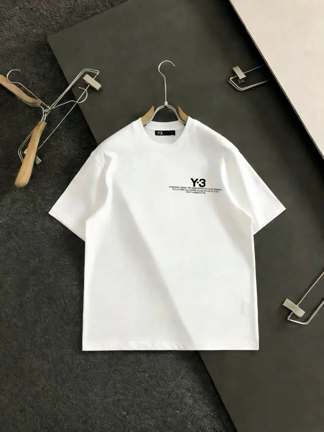 Y-3 2026 Spring and Summer New Arrival round neck loose casual short-sleeved T-shirt with simple letter printing, full of fashion. The heavyweight pure cotton fabric is comfortable, breathable and not easy to deform. It goes without saying that the workmanship is exquisite, the loose fit is casual and casual, and the casual Versatile is not fussy. Color: black, white Fabric: 100% cotton Sizes: M-XXXL