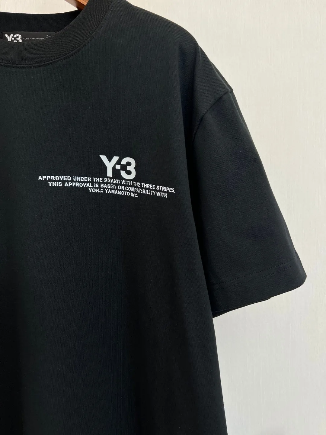 Y-3 2026 Spring and Summer New Arrival round neck loose casual short-sleeved T-shirt with simple letter printing, full of fashion. The heavyweight pure cotton fabric is comfortable, breathable and not easy to deform. It goes without saying that the workmanship is exquisite, the loose fit is casual and casual, and the casual Versatile is not fussy. Color: black, white Fabric: 100% cotton Sizes: M-XXXL