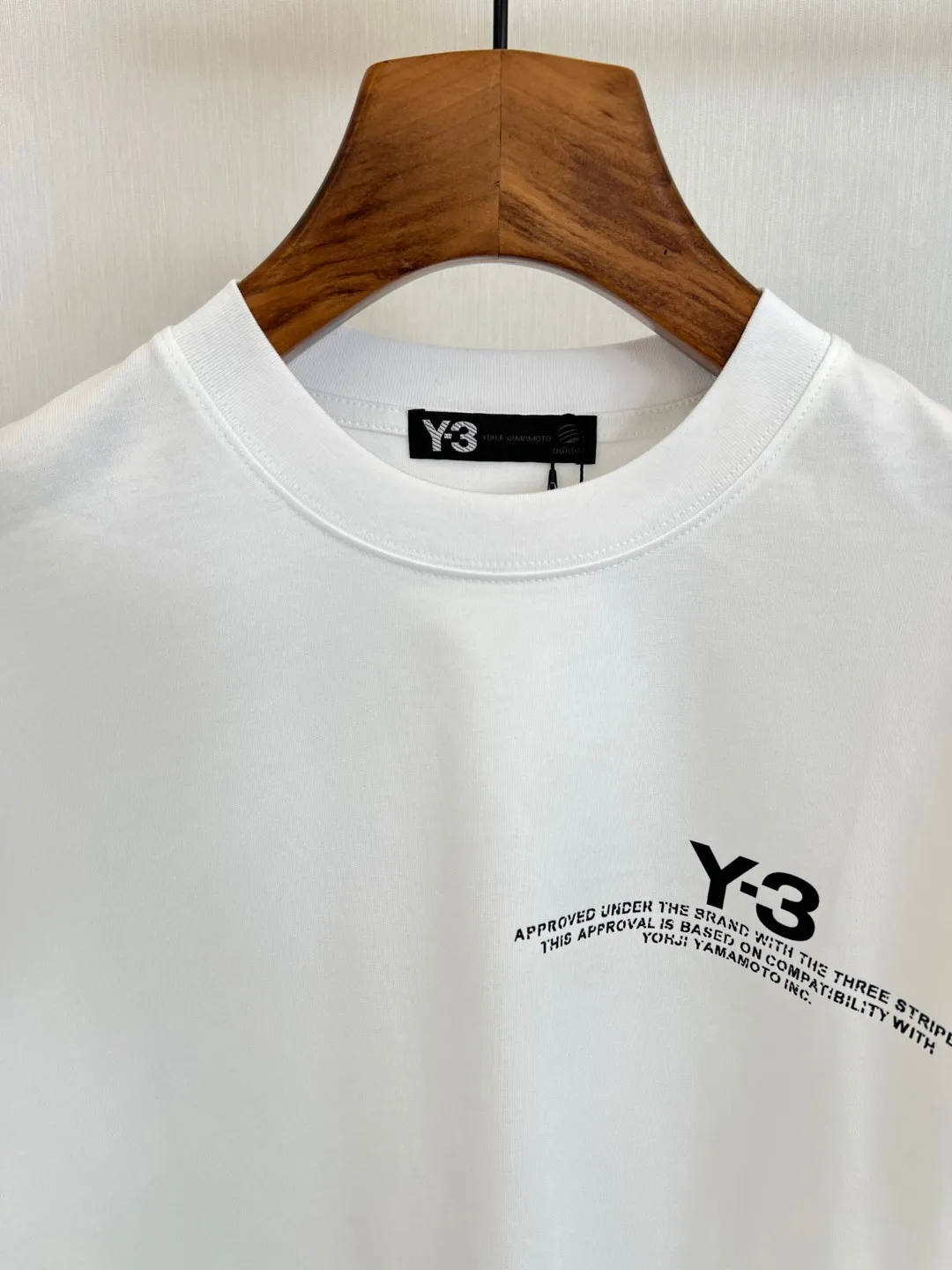 Y-3 2026 Spring and Summer New Arrival round neck loose casual short-sleeved T-shirt with simple letter printing, full of fashion. The heavyweight pure cotton fabric is comfortable, breathable and not easy to deform. It goes without saying that the workmanship is exquisite, the loose fit is casual and casual, and the casual Versatile is not fussy. Color: black, white Fabric: 100% cotton Sizes: M-XXXL
