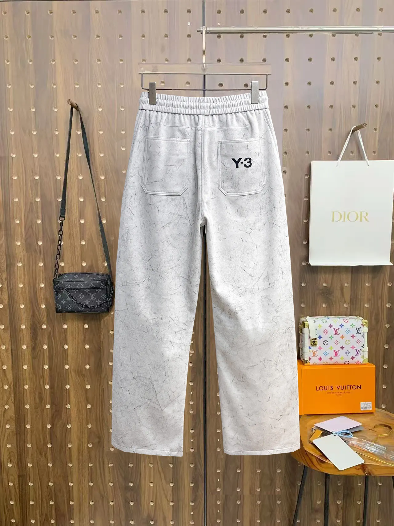 Y 3 🆕2026 Autumn and Winter New Arrival trousers and casual pants🎁 are on sale simultaneously on the official website. Brand Classic LOGO casual pants, customized fabrics, excellent comfort and strong touch. Highly recognisable, perfect appearance and craftsmanship. Size:M-3XL