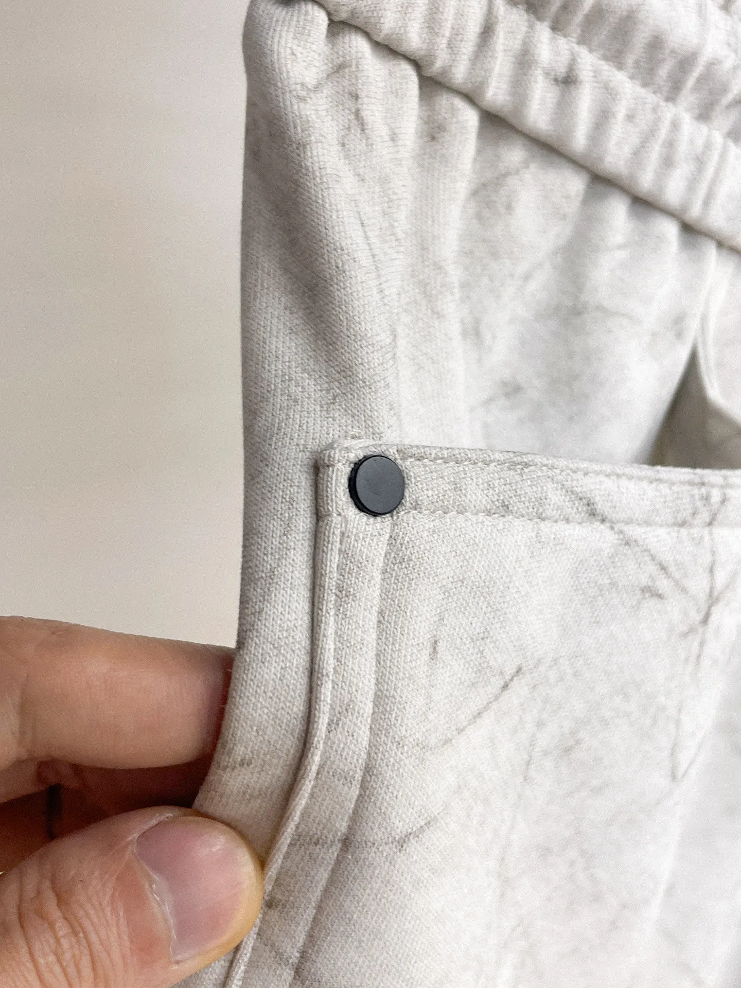 Y 3 🆕2026 Autumn and Winter New Arrival trousers and casual pants🎁 are on sale simultaneously on the official website. Brand Classic LOGO casual pants, customized fabrics, excellent comfort and strong touch. Highly recognisable, perfect appearance and craftsmanship. Size:M-3XL