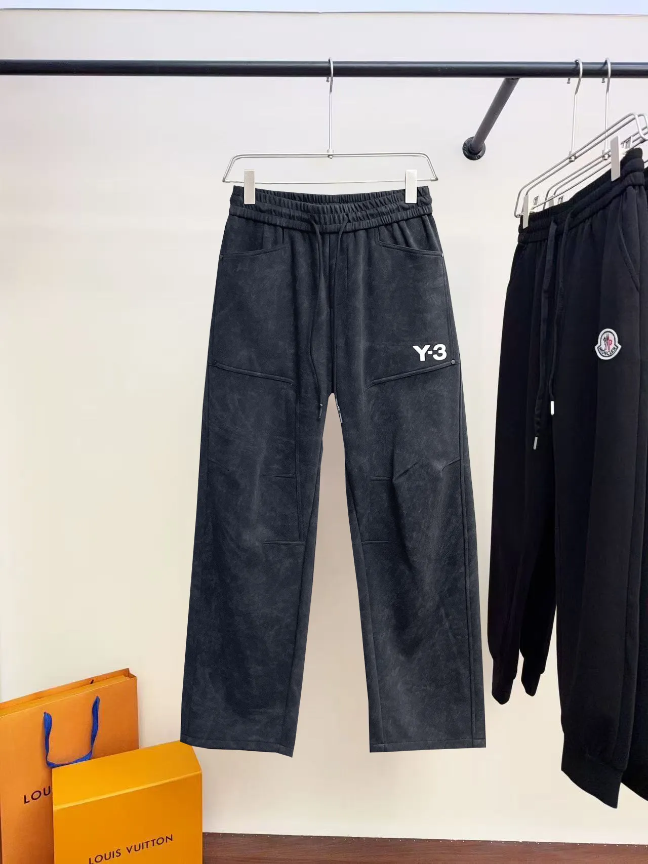 Y 3 🆕2026 Autumn and Winter New Arrival trousers and casual pants🎁 are on sale simultaneously on the official website. Brand Classic LOGO casual pants, customized fabrics, excellent comfort and strong touch. Highly recognisable, perfect appearance and craftsmanship. Size:M-3XL