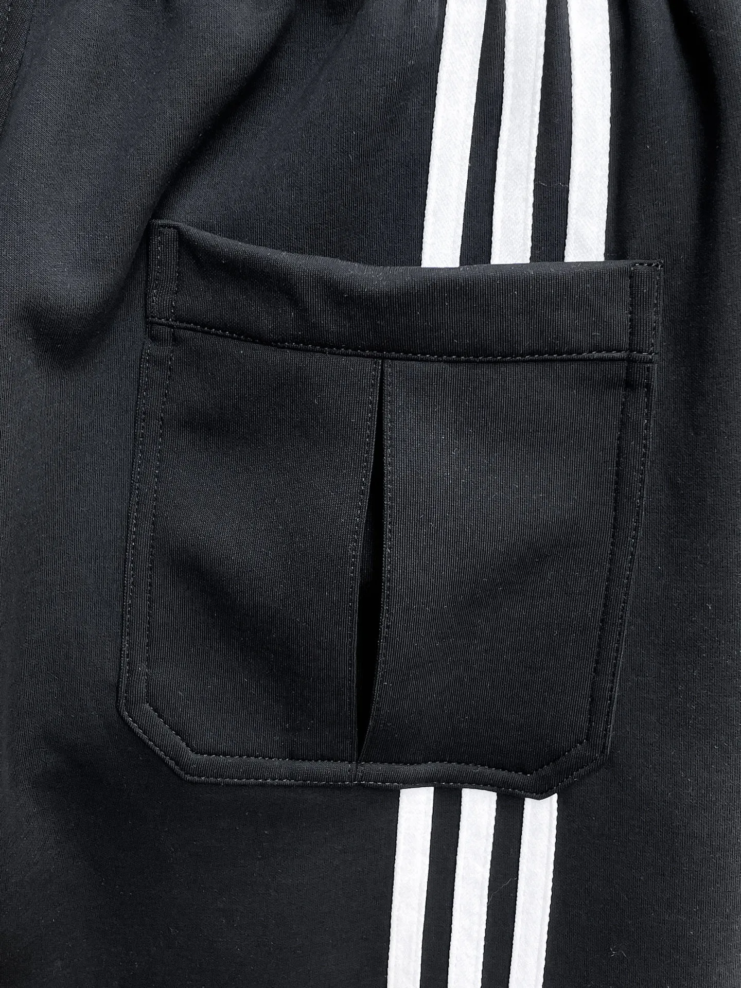 Y 3 Complete three standards 2026 summer New Arrival men's casual shorts, advanced custom-made Breathable fabric Breathable fabric with high elasticity and comfort, impeccable details, top-grade accessories, original logo design concept, delicate and soft feel! The upper body fit is awesome! Size: M-XXXL Please state your height and weight when ordering
