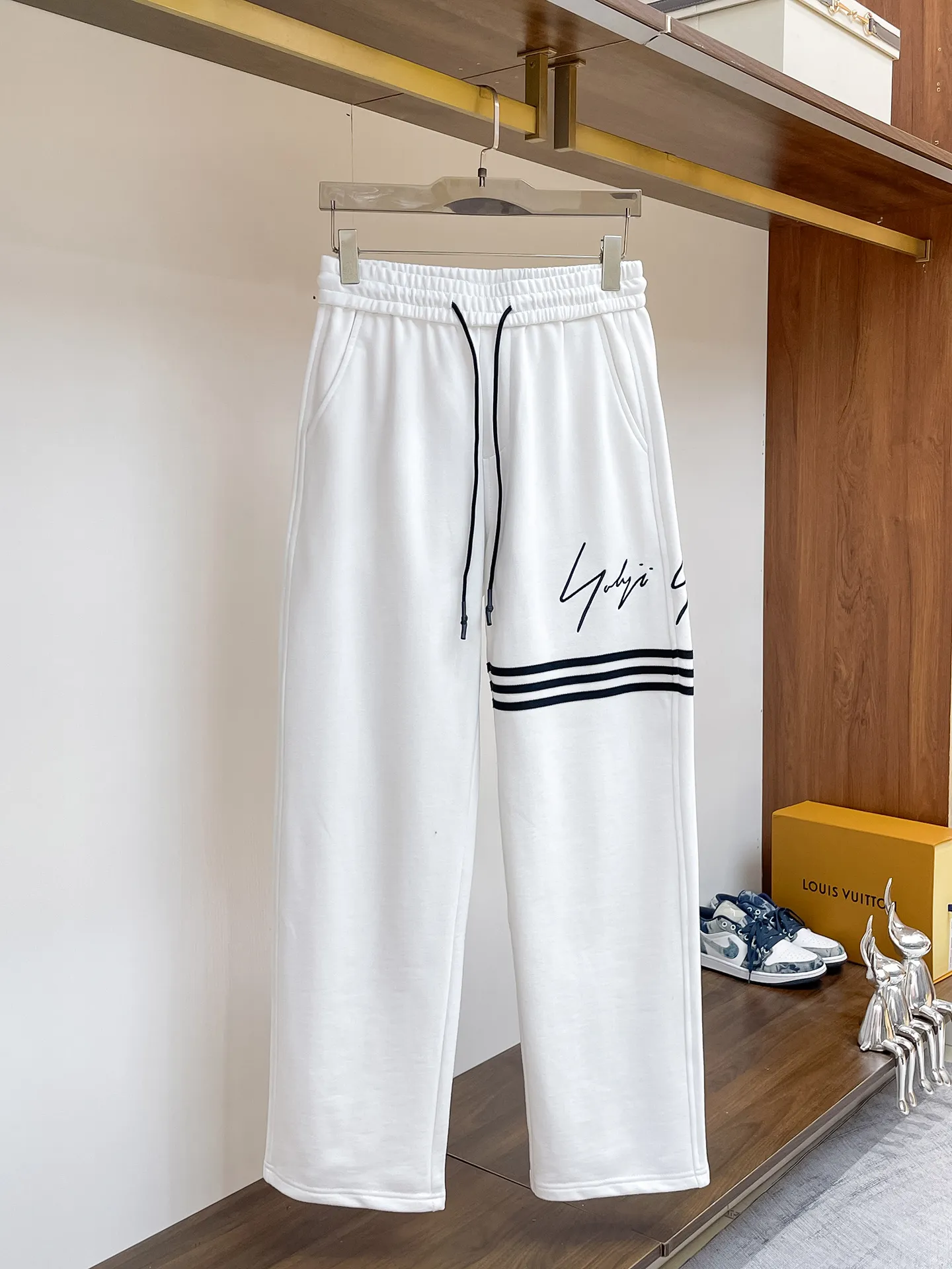 Y 3 [Higher version] The latest products for autumn and winter 2026, available at the counter simultaneously, original goods, fashionable casual trousers and casual pants, using imported original fabrics, top-grade embroidery 🪡 craft letter pattern logo, original hardware accessories decoration, simple yet fashionable, fashionable and handsome upper body, Sizes: M-3XL