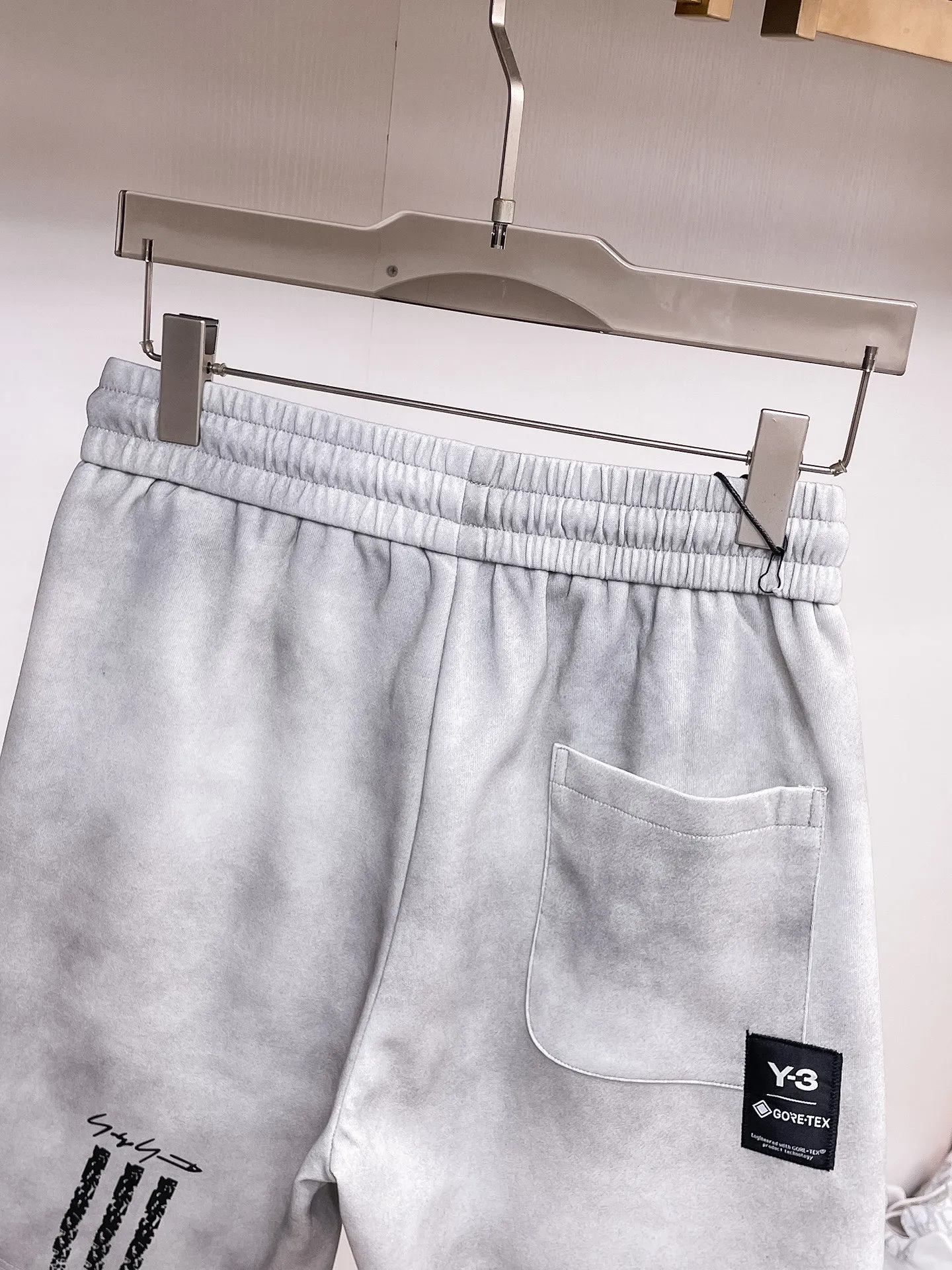Y 3 Complete three standards 2026 summer New Arrival men's casual shorts, advanced custom-made Breathable fabric Breathable fabric with high elasticity and comfort, impeccable details, top-grade accessories, original logo design concept, delicate and soft feel! The upper body fit is awesome! Size: M-XXXL Please state your height and weight when ordering