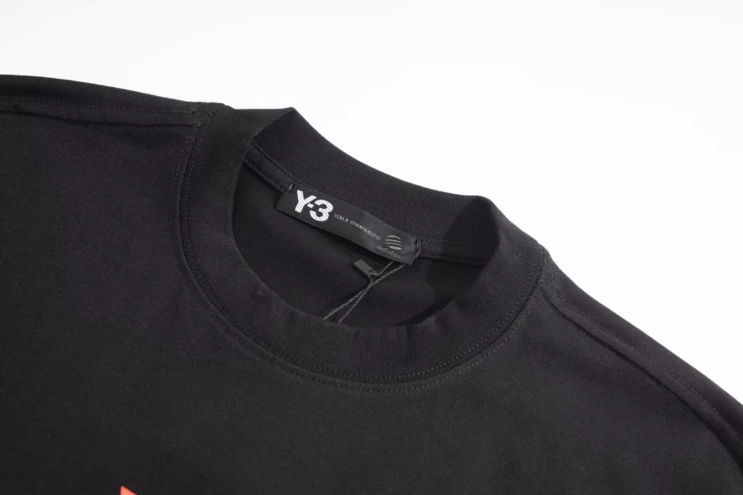 Y 3 New Arrival letter printing double-layer heavy-duty short-sleeved T-shirt. The letter pattern, whether it is a T-shirt or a sweatshirt, is a hot sale item every year. The large-area front printing is directly printed by Dakangli digital printing machine. The cost is extremely high. After many debuggings, the color difference restoration of the pattern is close to 99% with the original version. It is different from the garbage offset printing version in the market. It is super labor-consuming. Black and White two-color Sizes XS S M L