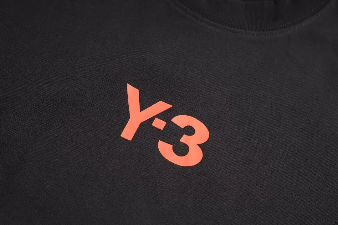 Y 3 New Arrival letter printing double-layer heavy-duty short-sleeved T-shirt. The letter pattern, whether it is a T-shirt or a sweatshirt, is a hot sale item every year. The large-area front printing is directly printed by Dakangli digital printing machine. The cost is extremely high. After many debuggings, the color difference restoration of the pattern is close to 99% with the original version. It is different from the garbage offset printing version in the market. It is super labor-consuming. Black and White two-color Sizes XS S M L