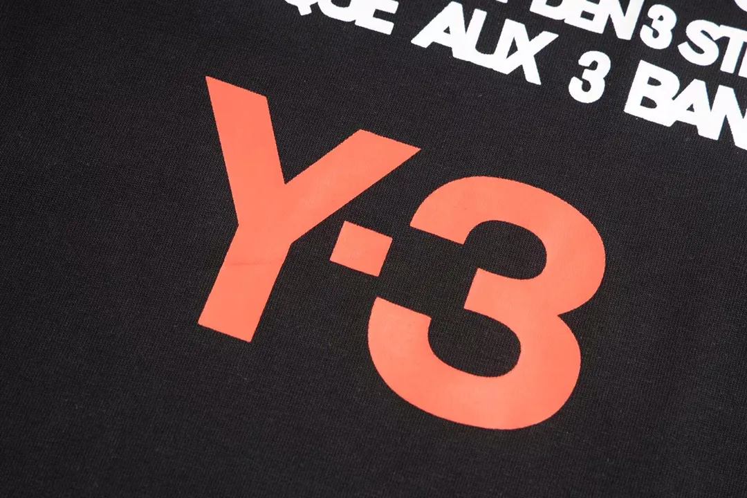 Y 3 New Arrival letter printing double-layer heavy-duty short-sleeved T-shirt. The letter pattern, whether it is a T-shirt or a sweatshirt, is a hot sale item every year. The large-area front printing is directly printed by Dakangli digital printing machine. The cost is extremely high. After many debuggings, the color difference restoration of the pattern is close to 99% with the original version. It is different from the garbage offset printing version in the market. It is super labor-consuming. Black and White two-color Sizes XS S M L