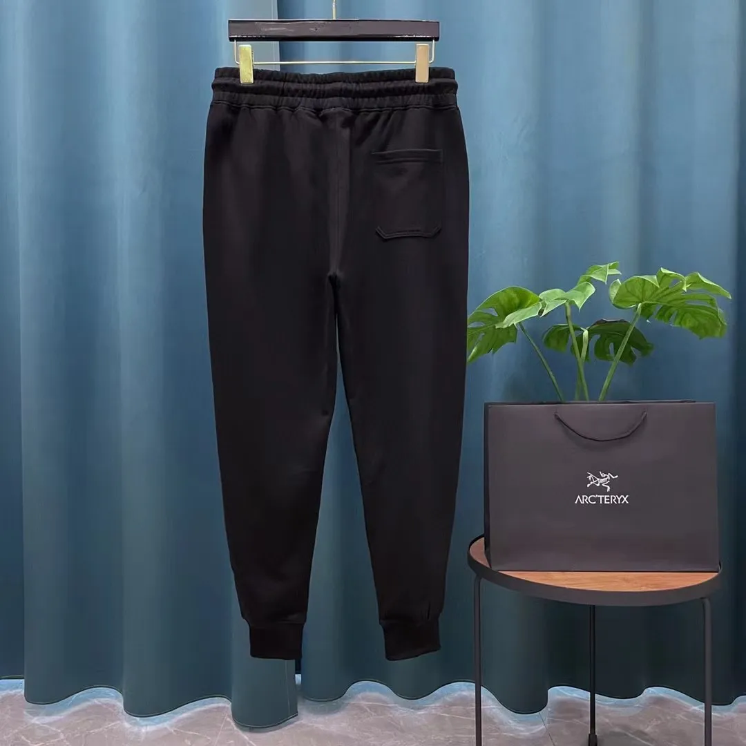 Y 3New Arrival casual pants, Premium version! Customized fabric, elastic drawstring design, Breathable, high comfort, impeccable details, brand element design concept, reflecting high quality. It feels delicate and soft! It has a casual cut and a great fit on the upper body. Sizes:S-XL