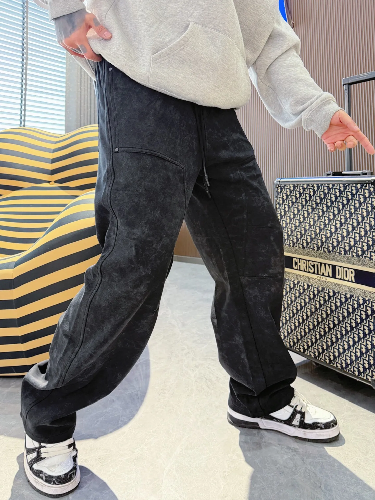 Y 3 🆕2026 Autumn and Winter New Arrival trousers and casual pants🎁 are on sale simultaneously on the official website. Brand Classic LOGO casual pants, customized fabrics, excellent comfort and strong touch. Highly recognisable, perfect appearance and craftsmanship. Size:M-3XL