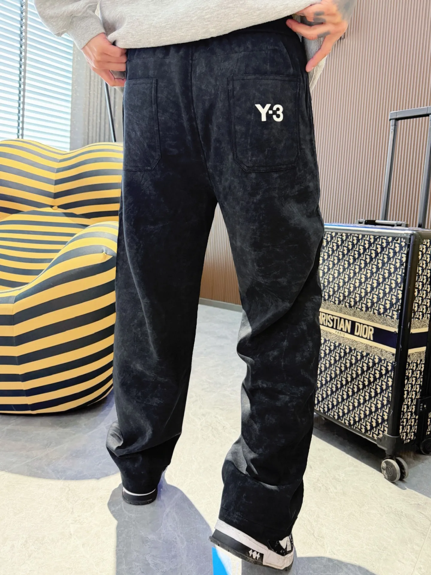 Y 3 🆕2026 Autumn and Winter New Arrival trousers and casual pants🎁 are on sale simultaneously on the official website. Brand Classic LOGO casual pants, customized fabrics, excellent comfort and strong touch. Highly recognisable, perfect appearance and craftsmanship. Size:M-3XL