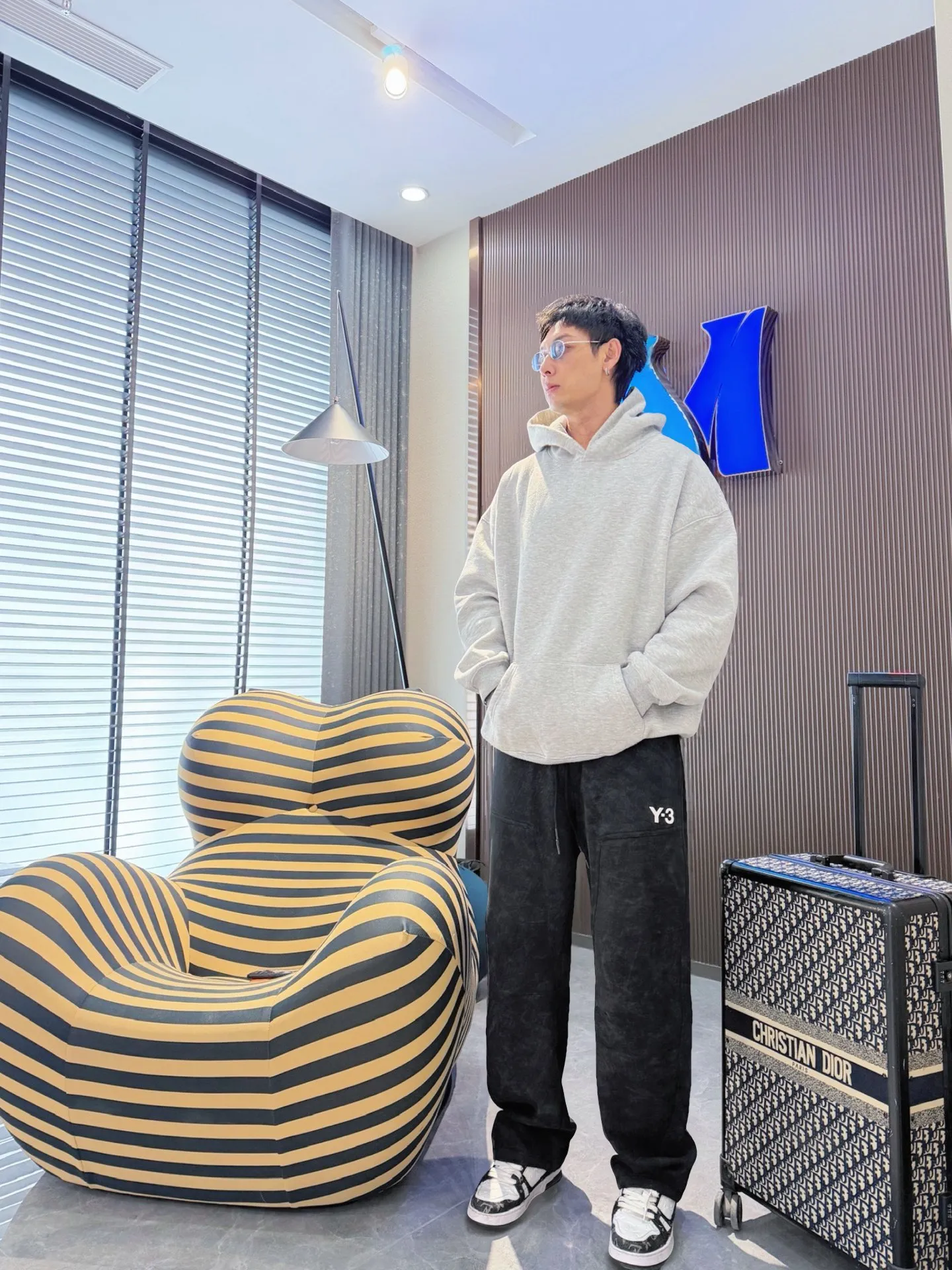 Y 3 🆕2026 Autumn and Winter New Arrival trousers and casual pants🎁 are on sale simultaneously on the official website. Brand Classic LOGO casual pants, customized fabrics, excellent comfort and strong touch. Highly recognisable, perfect appearance and craftsmanship. Size:M-3XL