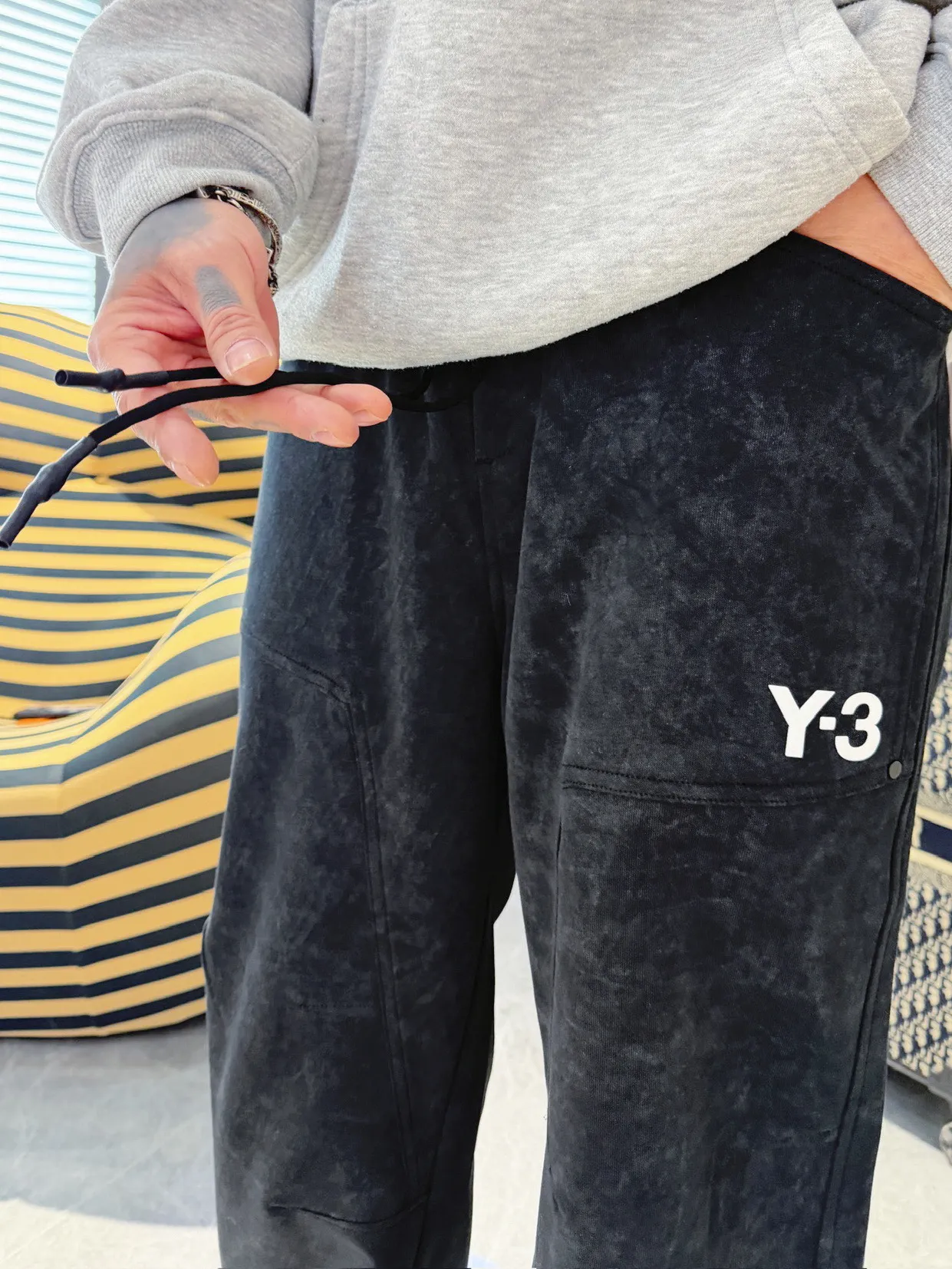 Y 3 🆕2026 Autumn and Winter New Arrival trousers and casual pants🎁 are on sale simultaneously on the official website. Brand Classic LOGO casual pants, customized fabrics, excellent comfort and strong touch. Highly recognisable, perfect appearance and craftsmanship. Size:M-3XL