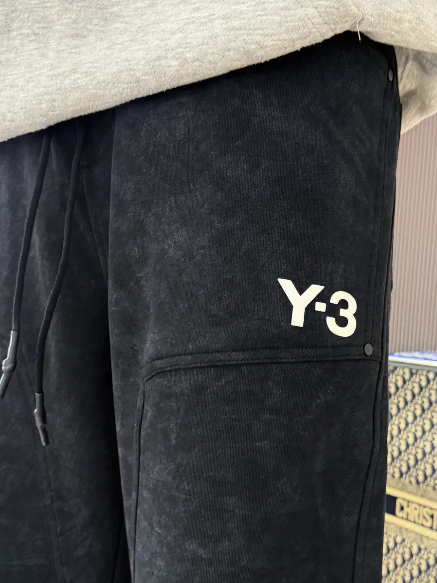 Y 3 🆕2026 Autumn and Winter New Arrival trousers and casual pants🎁 are on sale simultaneously on the official website. Brand Classic LOGO casual pants, customized fabrics, excellent comfort and strong touch. Highly recognisable, perfect appearance and craftsmanship. Size:M-3XL