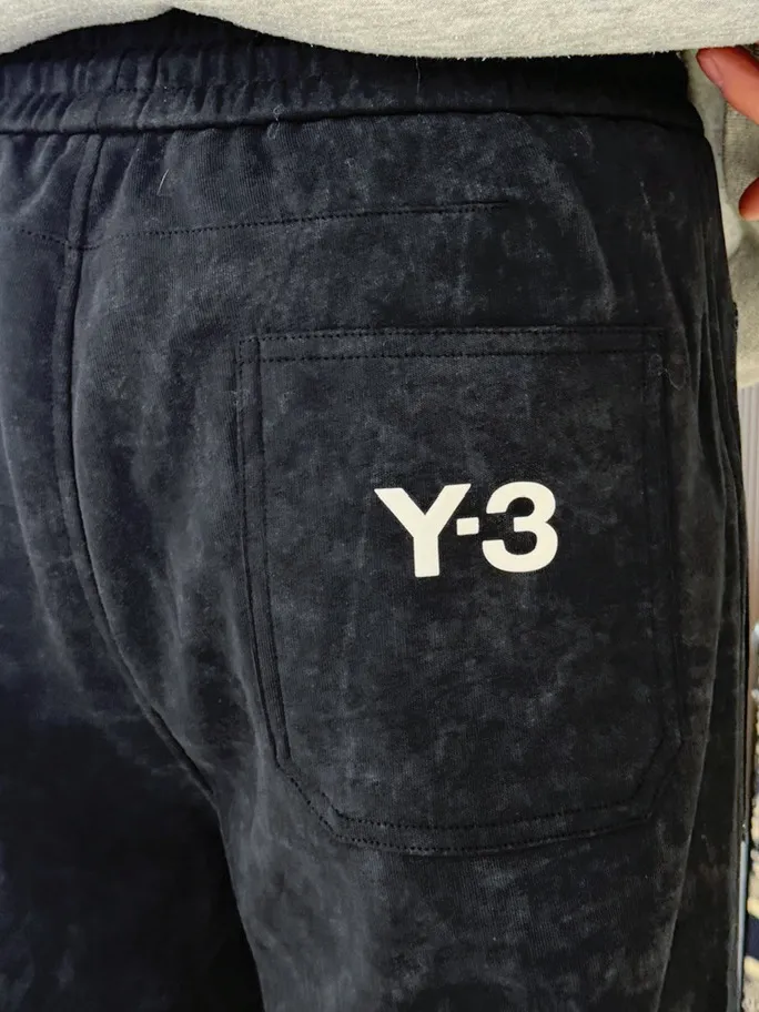Y 3 🆕2026 Autumn and Winter New Arrival trousers and casual pants🎁 are on sale simultaneously on the official website. Brand Classic LOGO casual pants, customized fabrics, excellent comfort and strong touch. Highly recognisable, perfect appearance and craftsmanship. Size:M-3XL