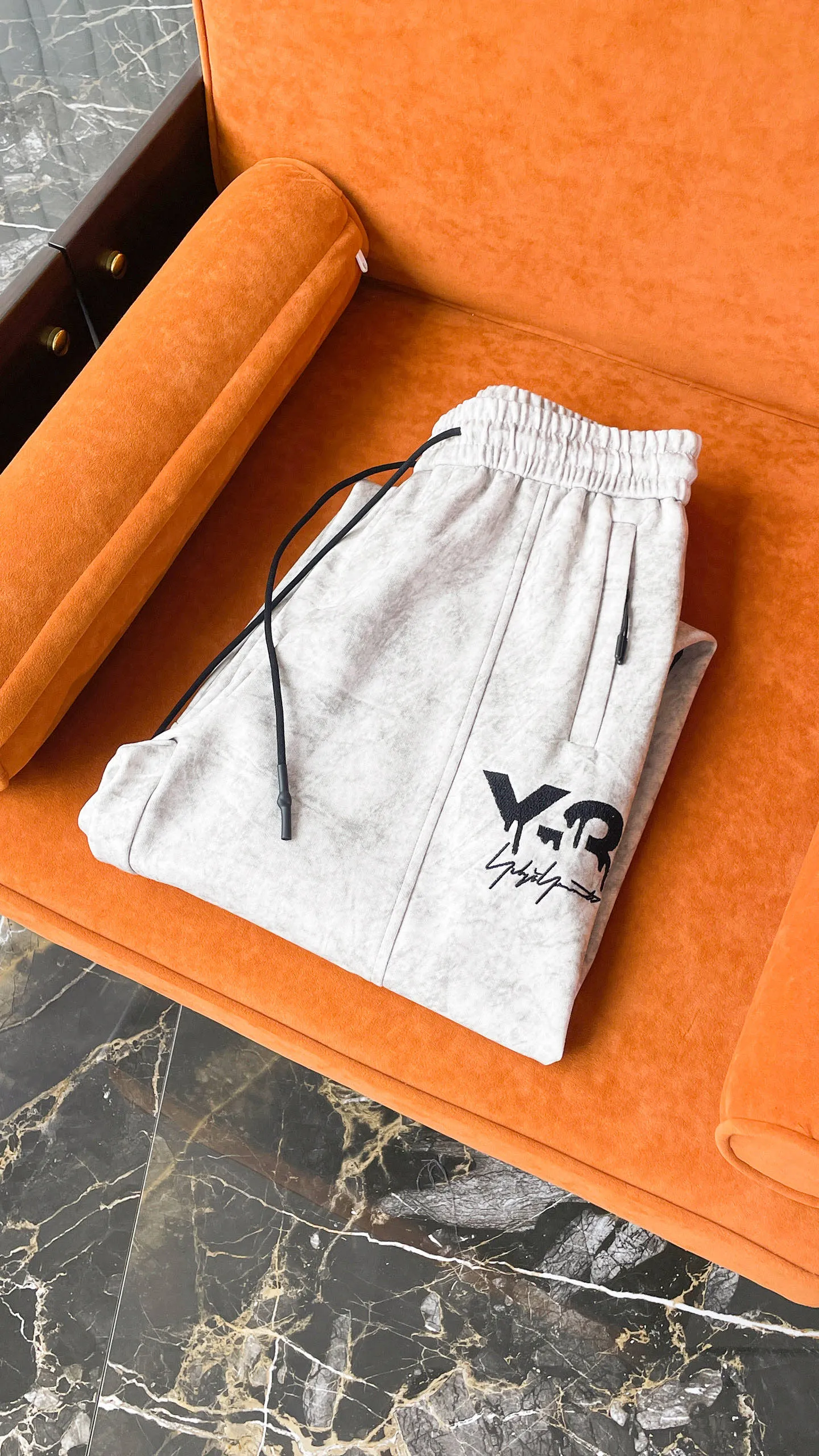 Y 3 [Higher version] The latest products for autumn and winter 2026, available at the counter simultaneously, original goods, fashionable casual trousers and casual pants, using imported original fabrics, top-grade embroidery 🪡 craft letter pattern logo, original hardware accessories decoration, simple yet fashionable, fashionable and handsome upper body, Sizes: M-3XL