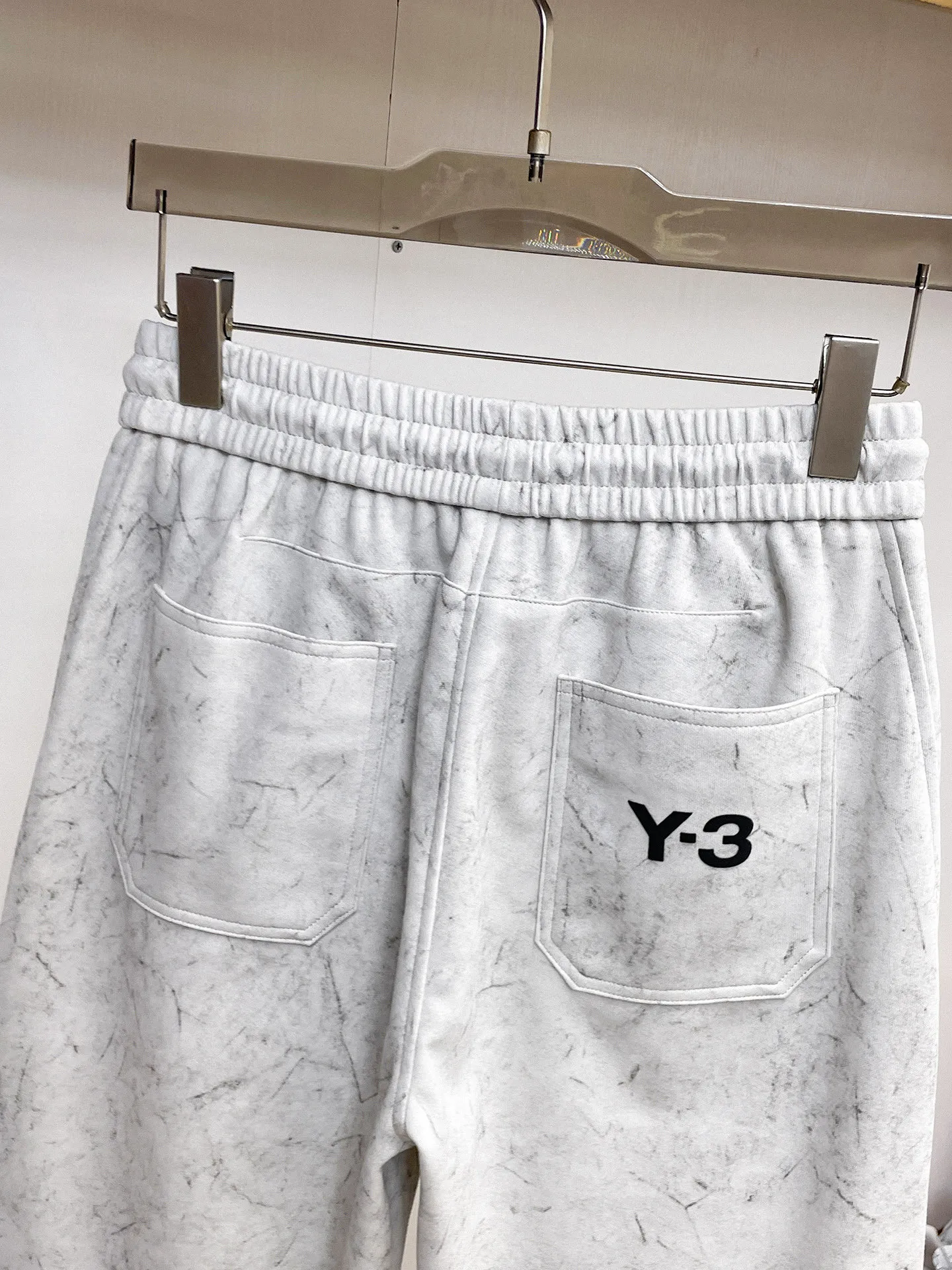 Y 3 🆕2026 Autumn and Winter New Arrival trousers and casual pants🎁 are on sale simultaneously on the official website. Brand Classic LOGO casual pants, customized fabrics, excellent comfort and strong touch. Highly recognisable, perfect appearance and craftsmanship. Size:M-3XL