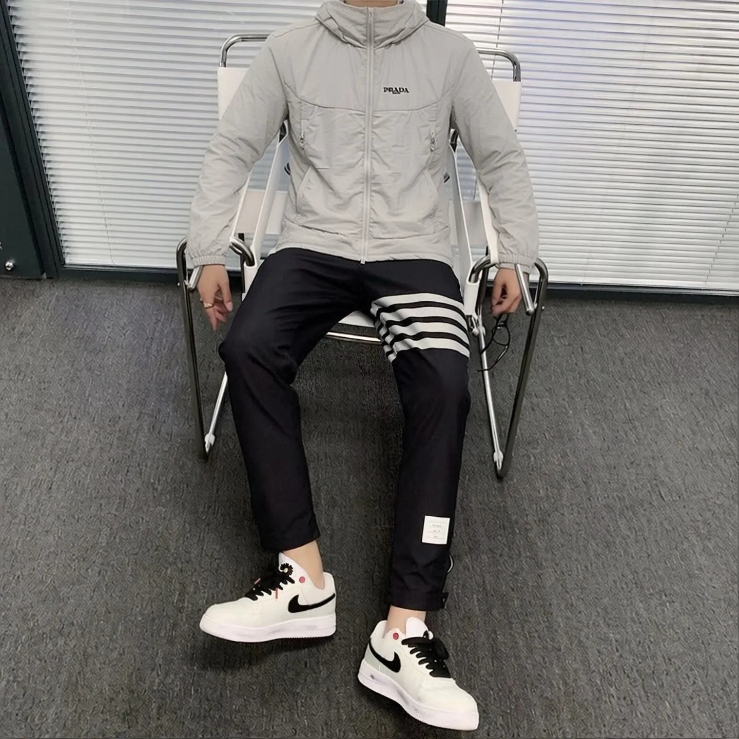 ✔