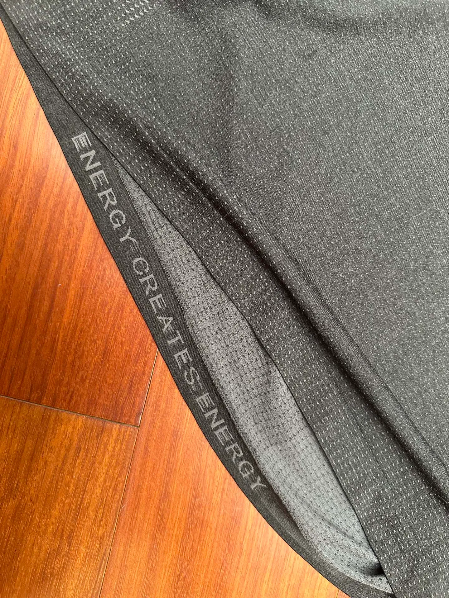 130 Lululemon/ Metal Vent Tech™ T ， 。 X-STATIC® Silverescent™ ， ， Breathable 、 。 , ， ， 。 、 ， Quality ， 。 ， , 。 ：Gray，Black， Sizes：M-2x L