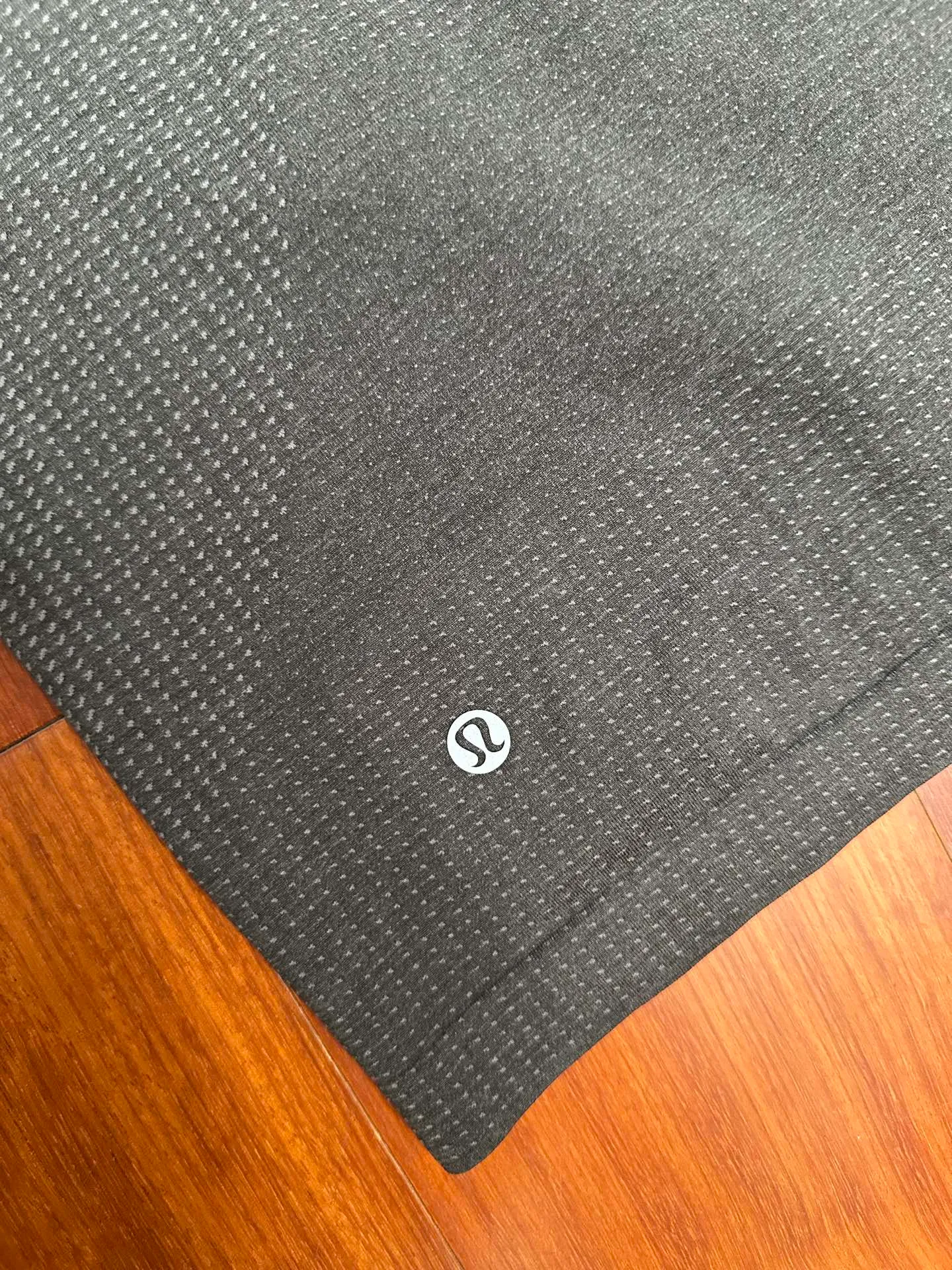 130 Lululemon/ Metal Vent Tech™ T ， 。 X-STATIC® Silverescent™ ， ， Breathable 、 。 , ， ， 。 、 ， Quality ， 。 ， , 。 ：Gray，Black， Sizes：M-2x L