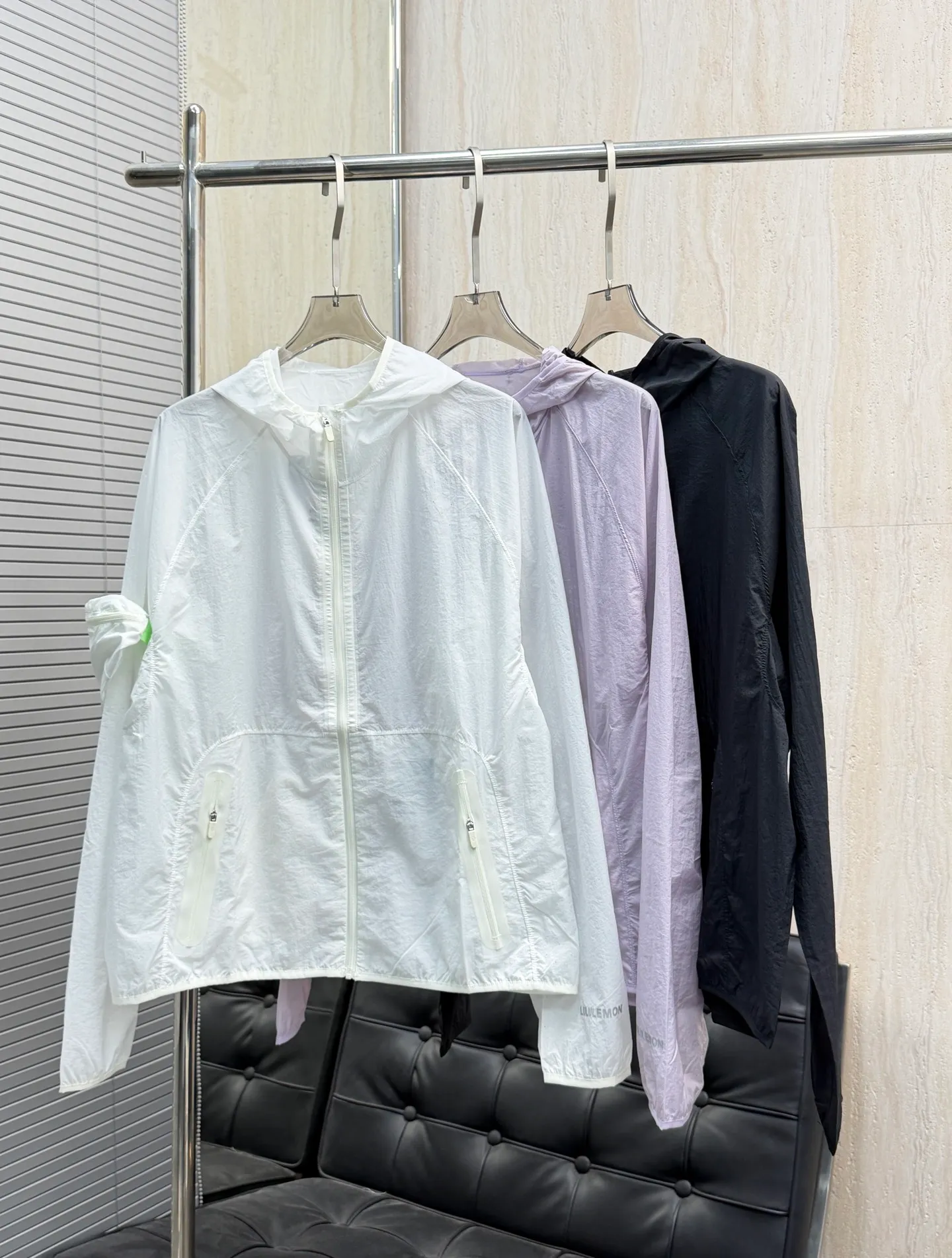 Iululemon Ventilated Packable Trail Running Jacket ， ， 。 UPF 95+， 98% ， 12.5 ， ， 、 。 ， ， ： 、 ， ， 、 ， ； ， ， ； 、 14 ， ， ， ， Breathable。