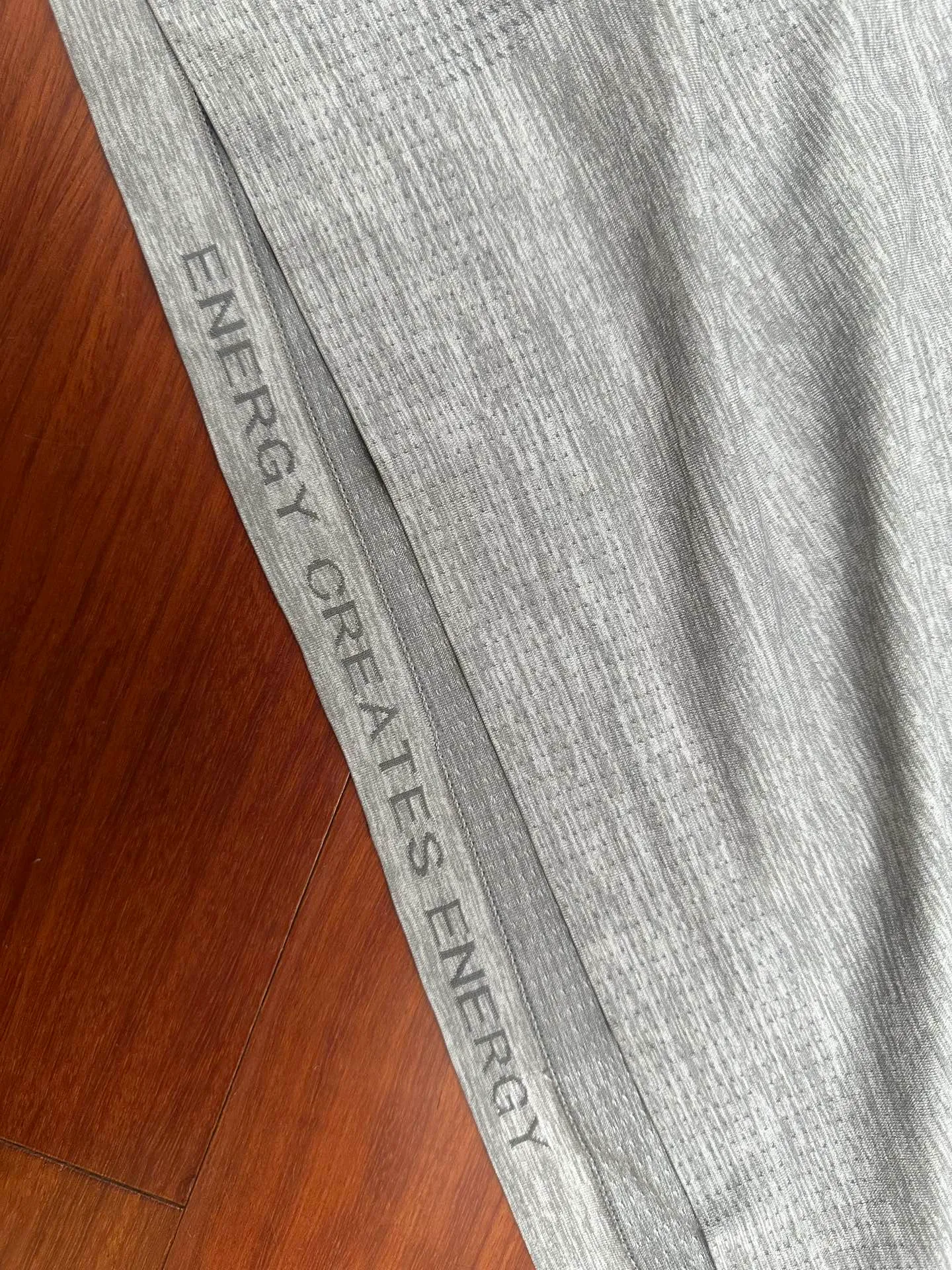 130 Lululemon/ Metal Vent Tech™ T ， 。 X-STATIC® Silverescent™ ， ， Breathable 、 。 , ， ， 。 、 ， Quality ， 。 ， , 。 ：Gray，Black， Sizes：M-2x L