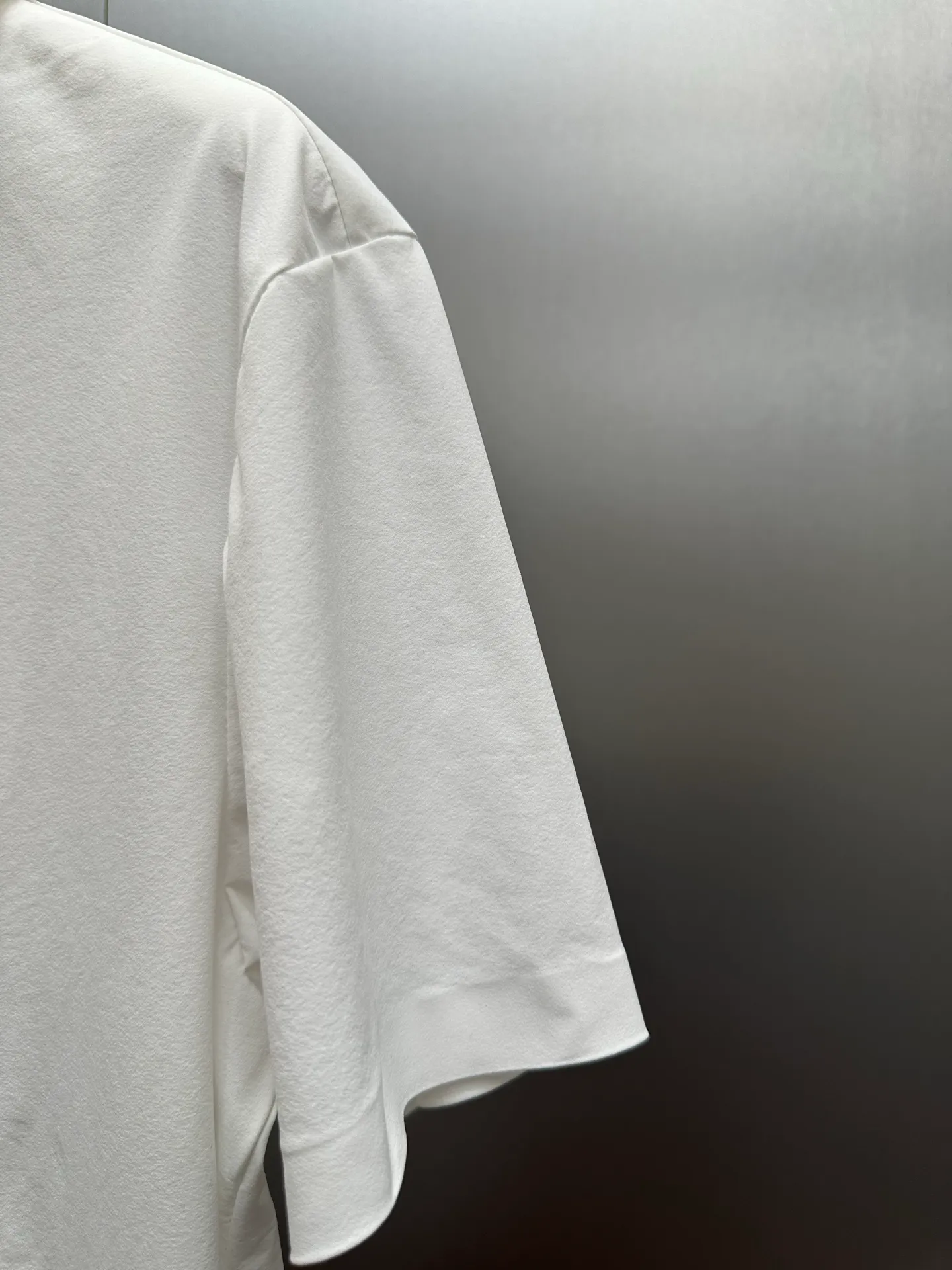 Lululemon/ 2026 New Arrival Polo lululemon ， ， 。 Polo ，Breathable ， ， ， hold 。 ， ， 。 ， ， “ ”。Classic ， ； ， 。 ， 。 ， ， 。Classic Black White ， ， ， ！ ：Black，White size：L-3x L