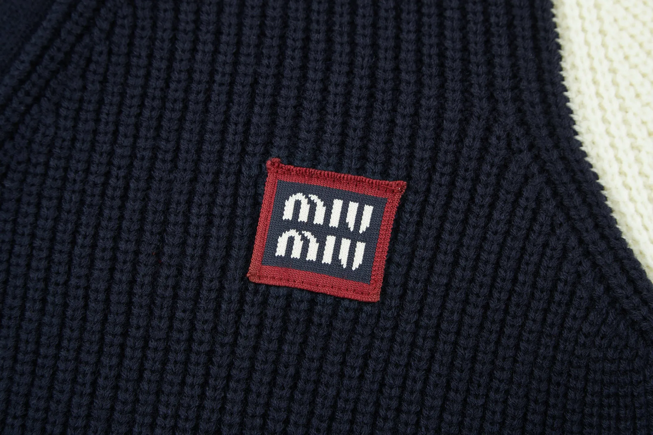 Miu Miu 26900 ， 40% 15% 45% ， Royal Blue 。 7 。 ， ， Miu Miu。 。 Oversize Oversize ， ， V 。 ， ， ， ， 。 Size:38-40-42-44
