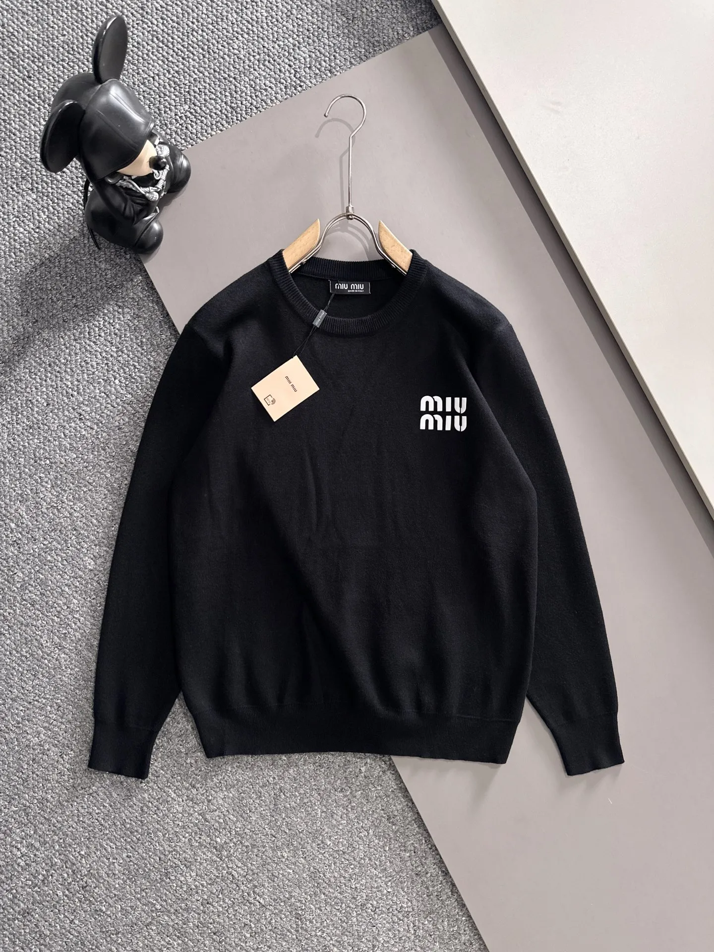 🛫🛫🛫 🔥🔥🔥Miu Miu 2026 New Arrival ！ Quality . ，Versatile . ！Logo ！ . . . . Premium Versatile . . . . . Quality. HOLD ， Classic ！ ​ Sizes:M-3XL