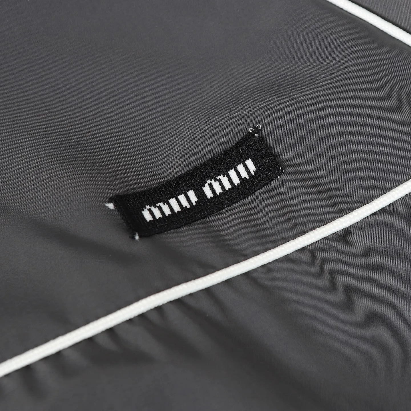Miu Miu/ 25ss Classic miumiu White 1： “Miu Miu ” 2: 3: 4: ： 1:1 Miu Miu 1:1 Miu Miu 1:1 Miu Miu ： ：Black/Gray Size： 36 38 40 42