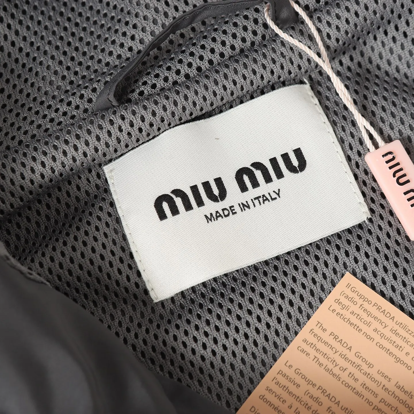 Miu Miu/ 25ss Classic miumiu White 1： “Miu Miu ” 2: 3: 4: ： 1:1 Miu Miu 1:1 Miu Miu 1:1 Miu Miu ： ：Black/Gray Size： 36 38 40 42
