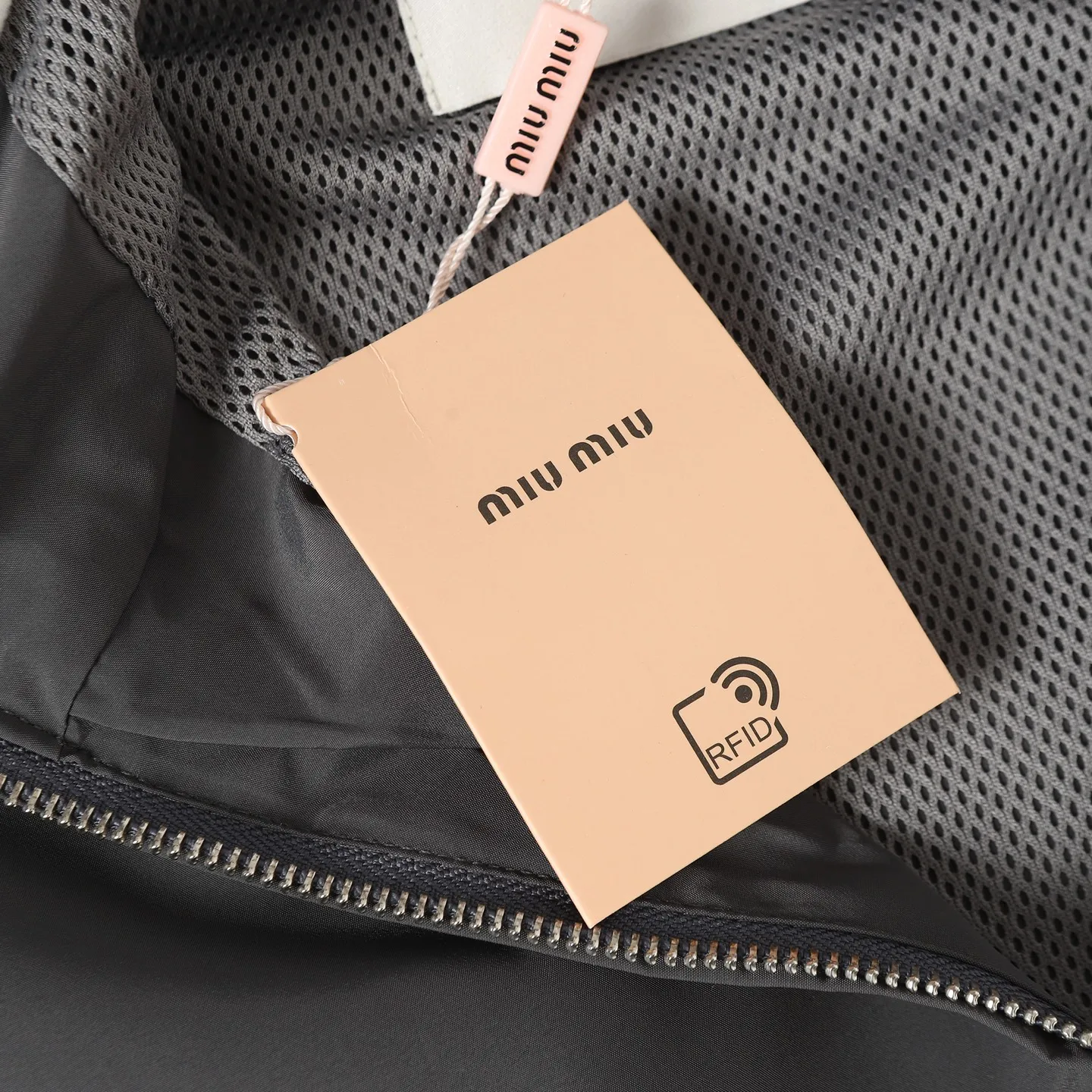 Miu Miu/ 25ss Classic miumiu White 1： “Miu Miu ” 2: 3: 4: ： 1:1 Miu Miu 1:1 Miu Miu 1:1 Miu Miu ： ：Black/Gray Size： 36 38 40 42