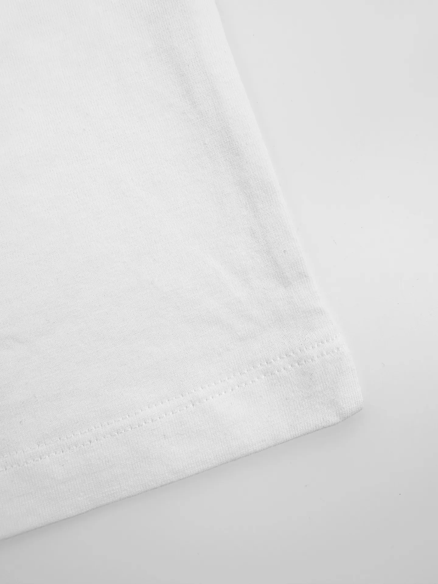 Miu Miu ， ， 。 White T ， ， ， 。 Miu Miu ， ， ； ， 。 ， 。 1. ， Miu Miu ， 。 2. ， ， 、 、 ， 。 ： 1:1 MM ： Size： XS S M ： FF 705