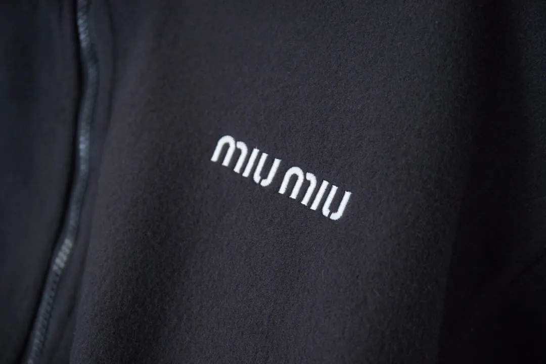 𝙈𝙞𝙪𝙈𝙞𝙪 Miu Miu 24FW · 69% 31% · · OS · · · · Premium · · ：Black/Gray Size：S/M/L