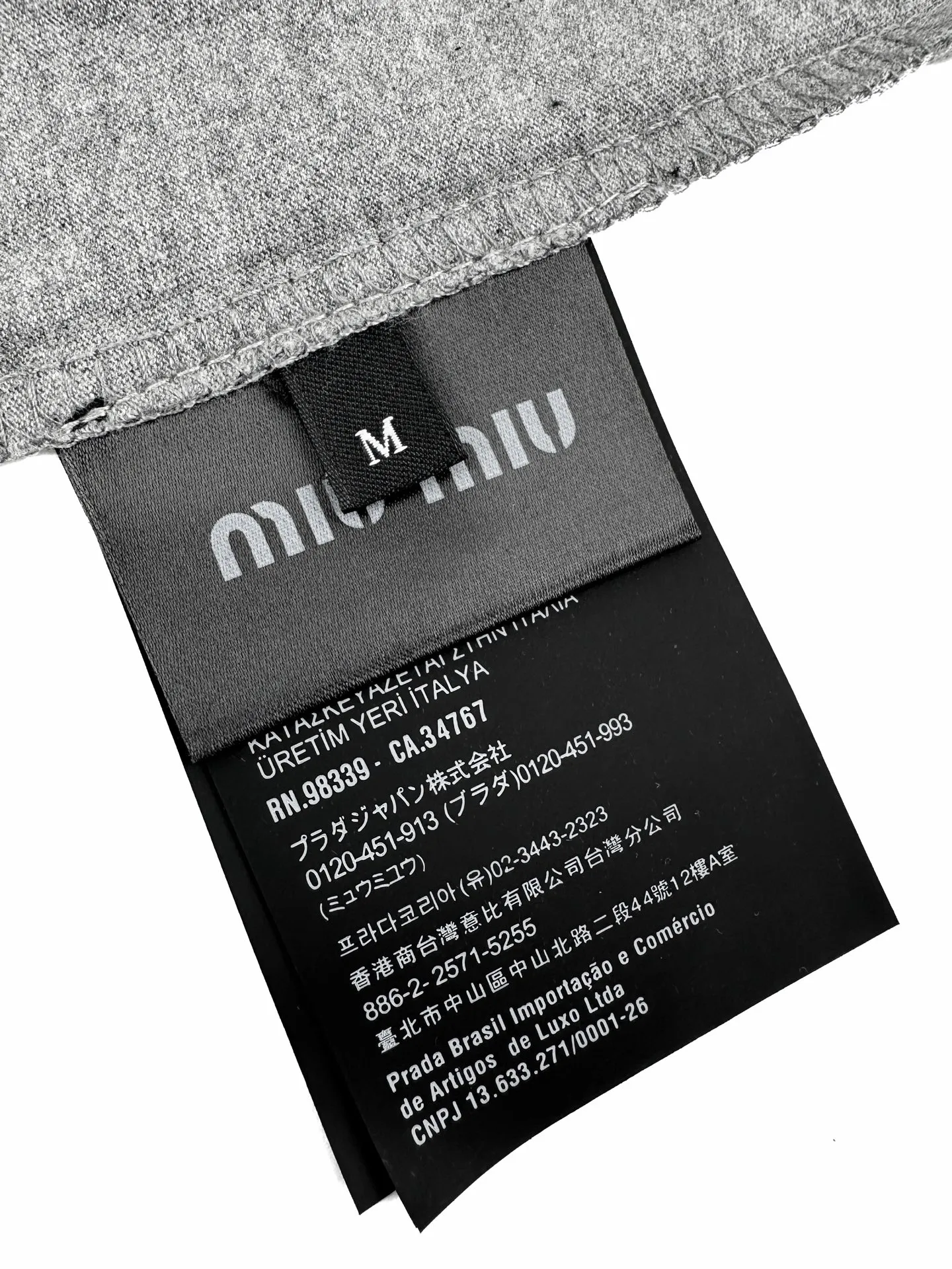 Miu Mi ， ， 。 ， ， ， 。 Miu Miu ， ， 。 ， ， ， ， 。 ， ， 。 1. ， Miu Miu ， 。 2. ， ， ， 、 ， 。 ： 1:1 Miu Miu ： Size： S M L ： 88FF 817