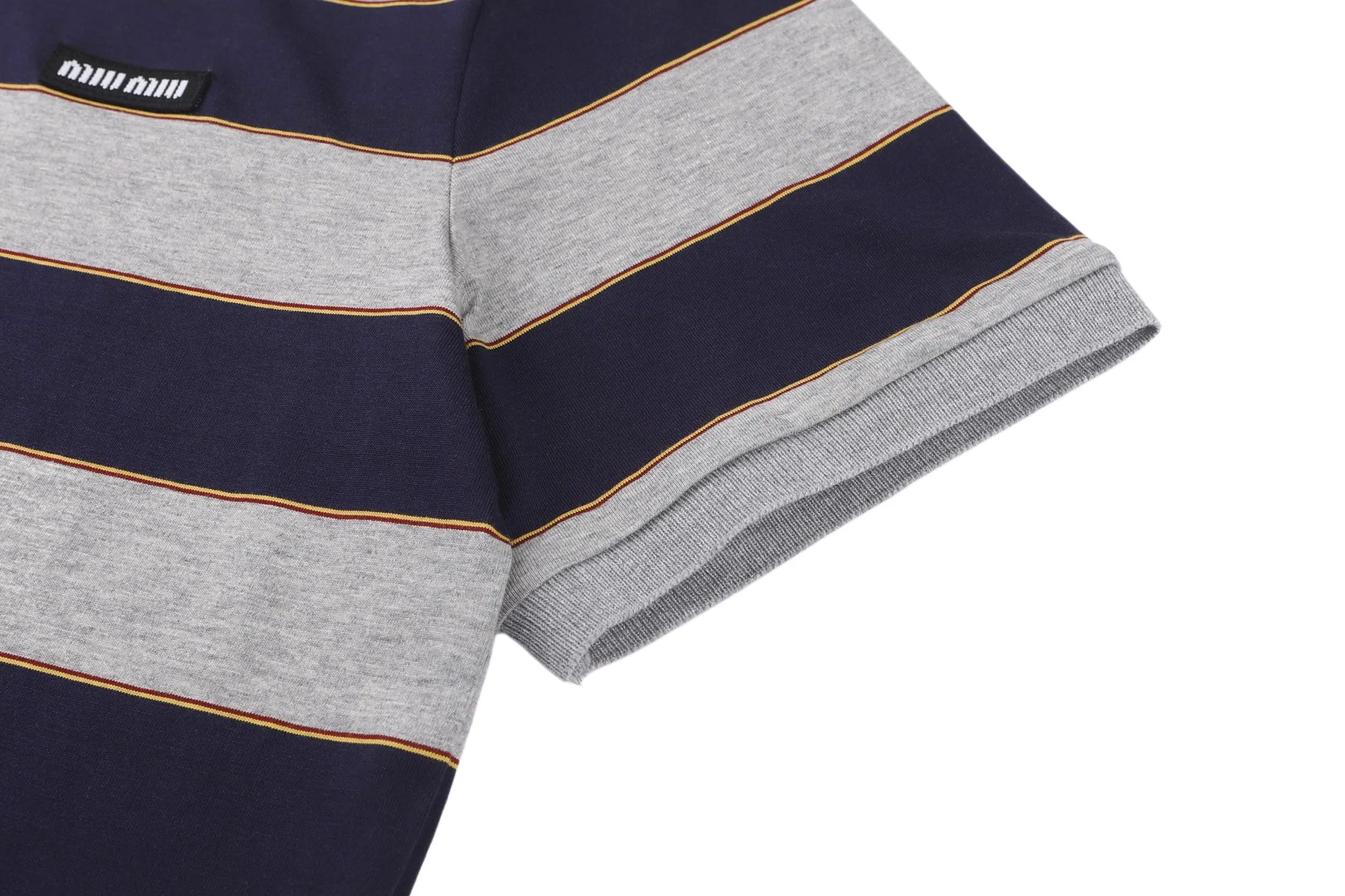 Miu Miu 25SS Polo 10,000 ， ， ， Breathable ， 。Classic ， 、Navy Blue ， ， ，Retro 。 ， ， ， ； ， Quality。 ， ， 。 ， ， 。Size S-XL， ， 、 ， 。 ， ， Same Style ， ， ， ， Same Style。 Size:S-M-L-XL