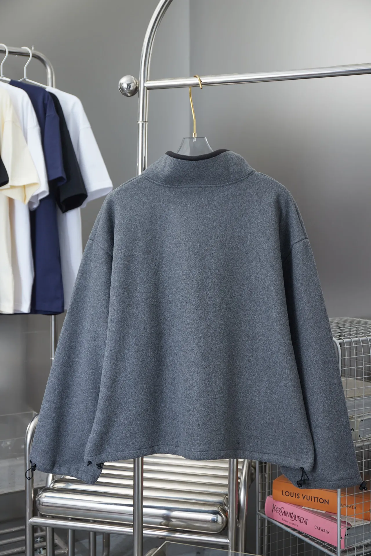𝙈𝙞𝙪𝙈𝙞𝙪 Miu Miu 24FW · 69% 31% · · OS · · · · Premium · · ：Black/Gray Size：S/M/L