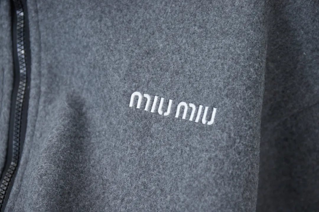 𝙈𝙞𝙪𝙈𝙞𝙪 Miu Miu 24FW · 69% 31% · · OS · · · · Premium · · ：Black/Gray Size：S/M/L