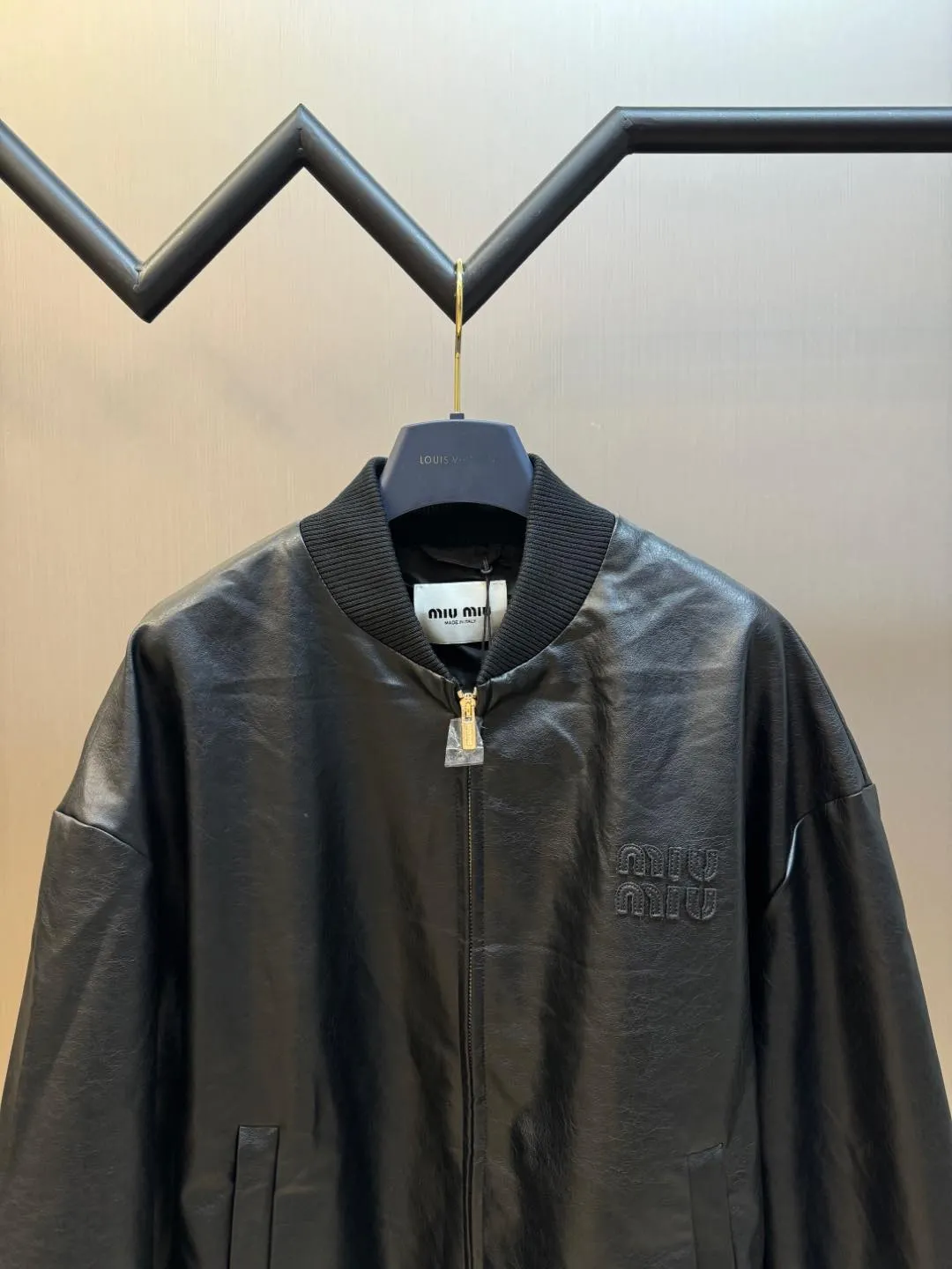 MIUMIU Cowhide Leather Cowhide Leather ， ， 。 。 。 ， ， 。 ， 、 。 ，MIUMIU ， ， 。 ， 。 Size: 46 48 50 52