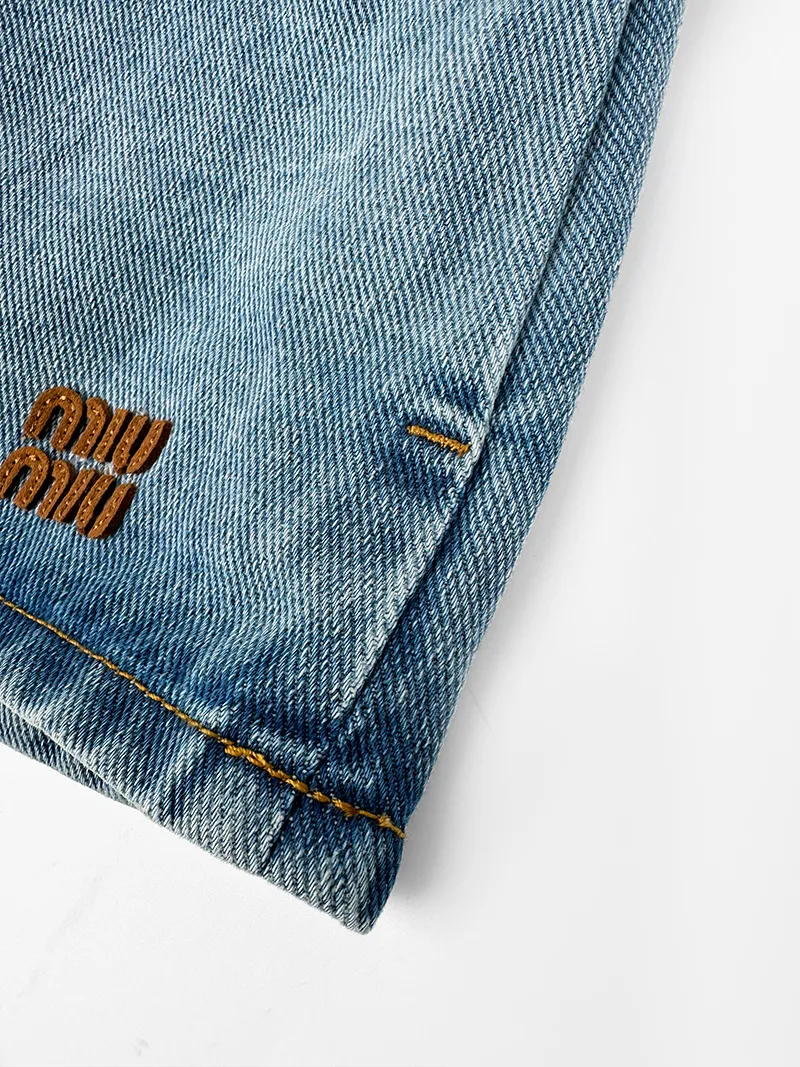 Miu Miu ， ， 。 Retro ， Color Change ， ， 。 Miu Miu ， ， ， Retro 。 ， ， ， ； A ， 。 ， Retro 。 1. ， Miu Miu ， ， 。 2. ， ， ， ； ， 。 3. ➕ ， ， ， 。 ： 1:1 MM 1:1 MM ： Size： 36 38 40 ： EE 432