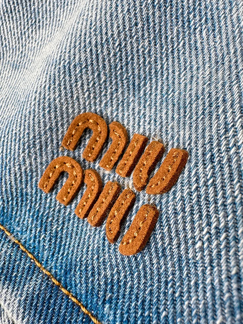 Miu Miu ， ， 。 Retro ， Color Change ， ， 。 Miu Miu ， ， ， Retro 。 ， ， ， ； A ， 。 ， Retro 。 1. ， Miu Miu ， ， 。 2. ， ， ， ； ， 。 3. ➕ ， ， ， 。 ： 1:1 MM 1:1 MM ： Size： 36 38 40 ： EE 432