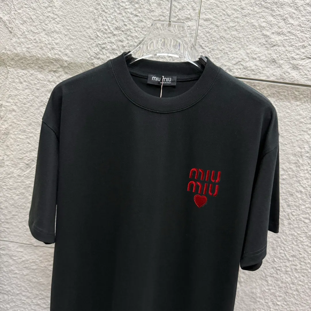 Miu Miu*2025 New Arrival Red T 300 Same Style ：Black White Size： S （90-130 ） M （120-150 ） L （140-165 ） XL （160-180 ） XXL （180-210 ）