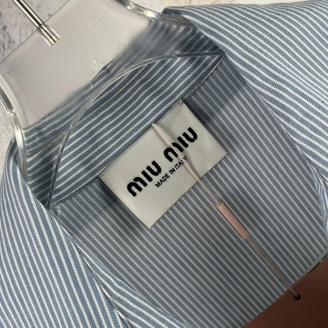 MM 891【 Quality】 🔘 𝐌𝐢𝐮𝐌𝐢𝐮 * ｜ ✨ 270g 100% ， ， 、 ； ，Breathable ， 。 ✨ ： ， 、 ； Retro ， Light Blue ， Authentic。 Premium ， ， 。 ✨ ， ， ， ； 1:1 ， ， 99%， 。 ✨ ， ， 、 ； ， 、 ； 1:1 ， 。 ✨ Classic + ， ； 、 、 ， ； ， ， 。 Retro ， 、 、 ， miumiu ， 。 Size：S M L ：Light Blue