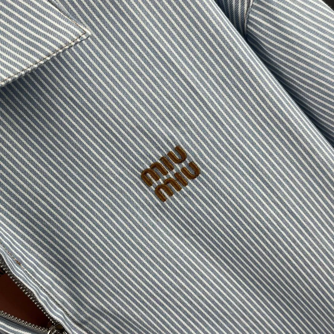MM 891【 Quality】 🔘 𝐌𝐢𝐮𝐌𝐢𝐮 * ｜ ✨ 270g 100% ， ， 、 ； ，Breathable ， 。 ✨ ： ， 、 ； Retro ， Light Blue ， Authentic。 Premium ， ， 。 ✨ ， ， ， ； 1:1 ， ， 99%， 。 ✨ ， ， 、 ； ， 、 ； 1:1 ， 。 ✨ Classic + ， ； 、 、 ， ； ， ， 。 Retro ， 、 、 ， miumiu ， 。 Size：S M L ：Light Blue