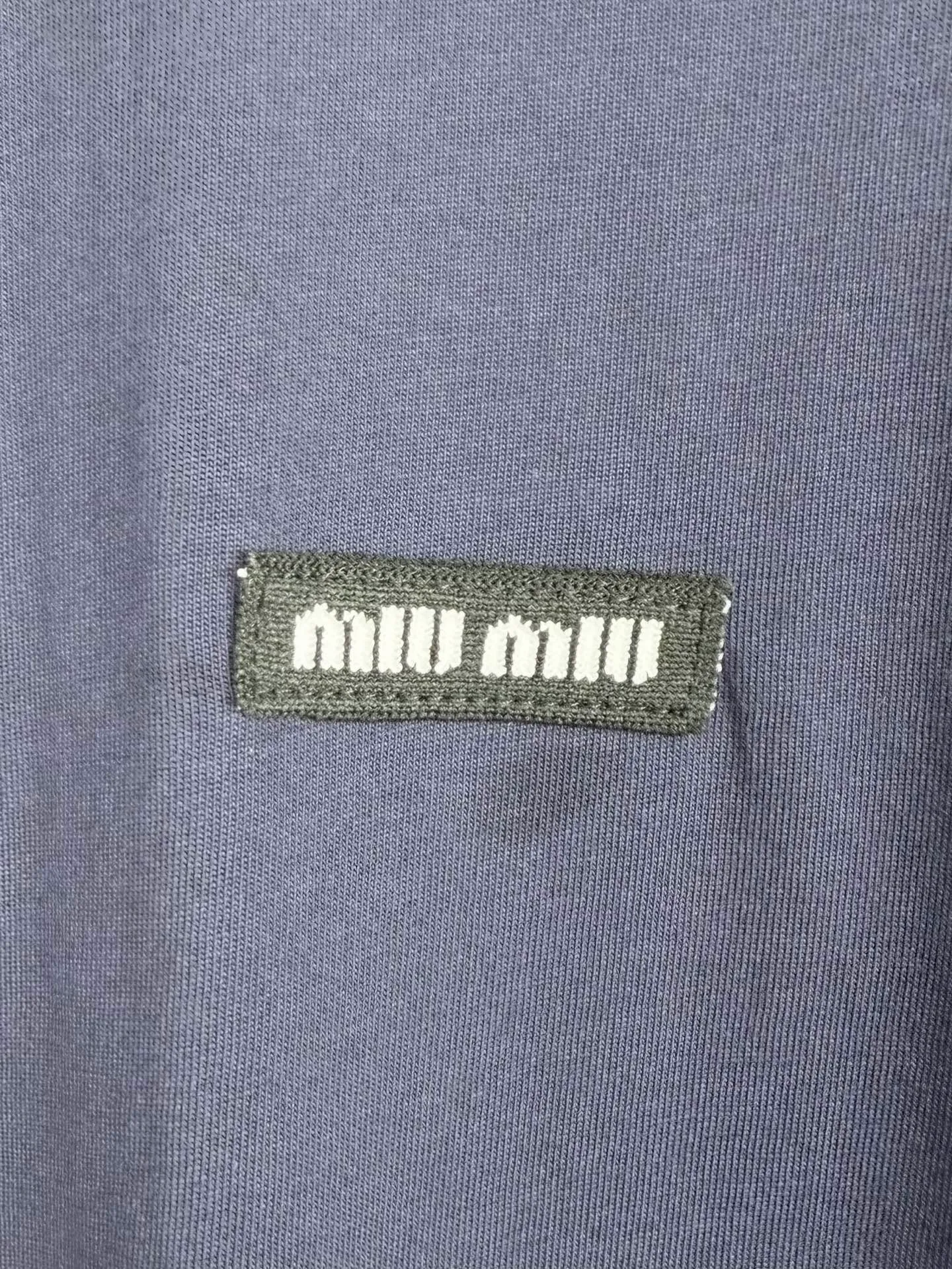MIU MIU T SIZE:XS S M L Classic T ， ， 。 24 ， ， ， 。 ， ， ， 、 、 ， 。 ， ， 。 ， ， ， ， 。 、 、 ， T 。 T ， ， 。 Classic ， ， ， ， 。