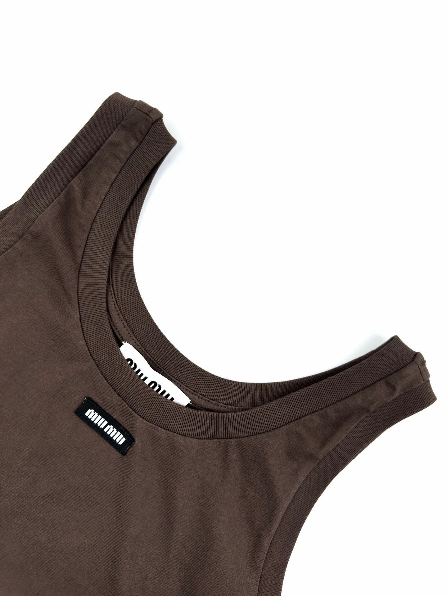 Miu Mi ， ， 。 Dark Coffee Brown ，Retro ， 。 Miu Miu ， 。U ， ， 。U ， ， ； ， Retro 。 Retro， ， 。 1. “Miu Miu ” 、 。 2. ， ， 、 、 ， 。 ： 1:1 MM 1:1 MM ： Size： S M L ： FF 843