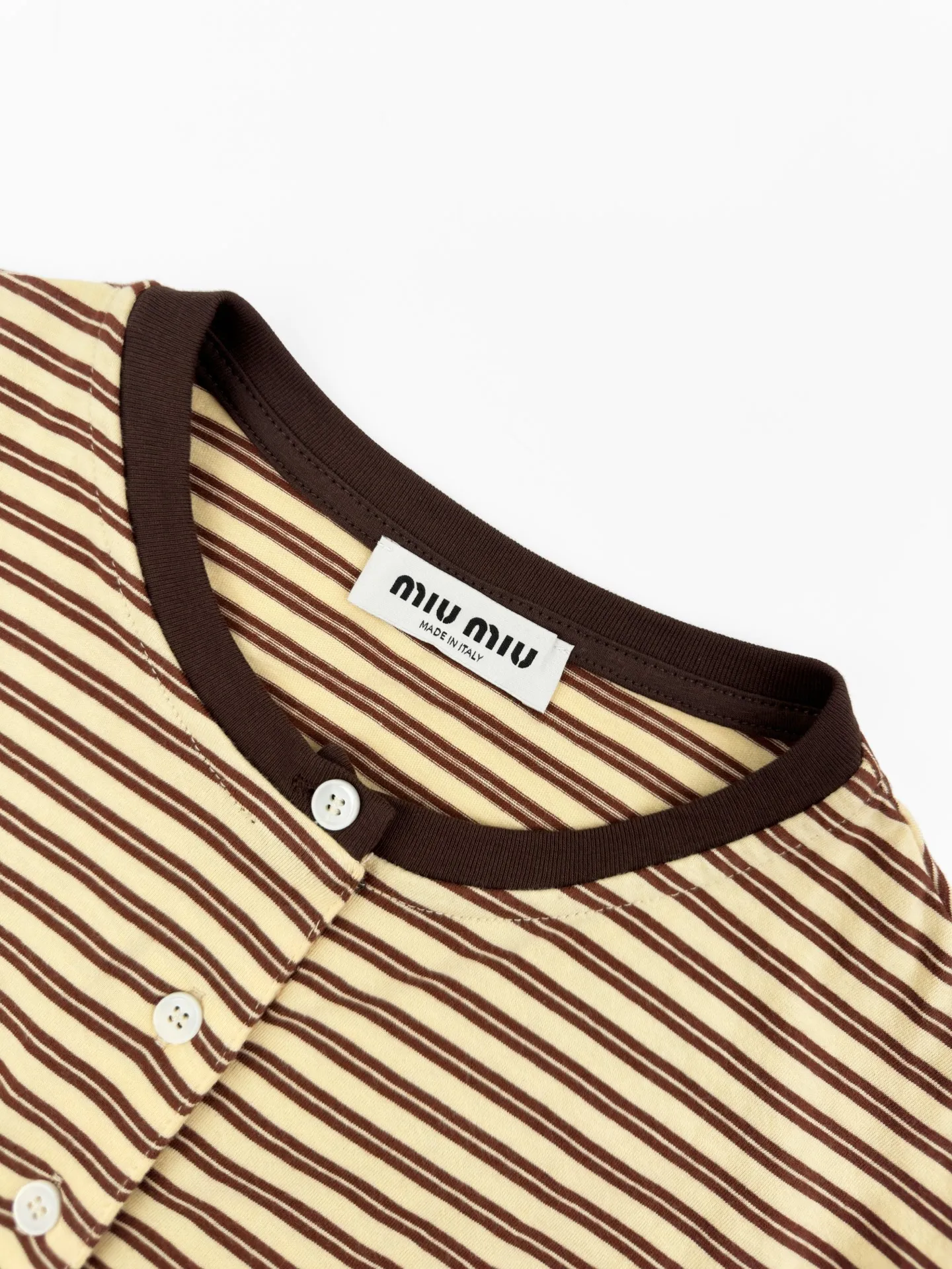 Miu Mi ， ，Breathable 。 ， ，Retro ， Retro 。 Miu Miu ， 。 ， ， ， 。 ， ， ， ， ， 。 ， ， Retro 。 1. “Miu Miu ” 、 。 2. ， ， 。 3. ， ， ， 、 ， 。 ： 1:1 Miu Miu 1:1 Miu Miu 1:1 Miu Miu ： Size： S M L ： FF 845