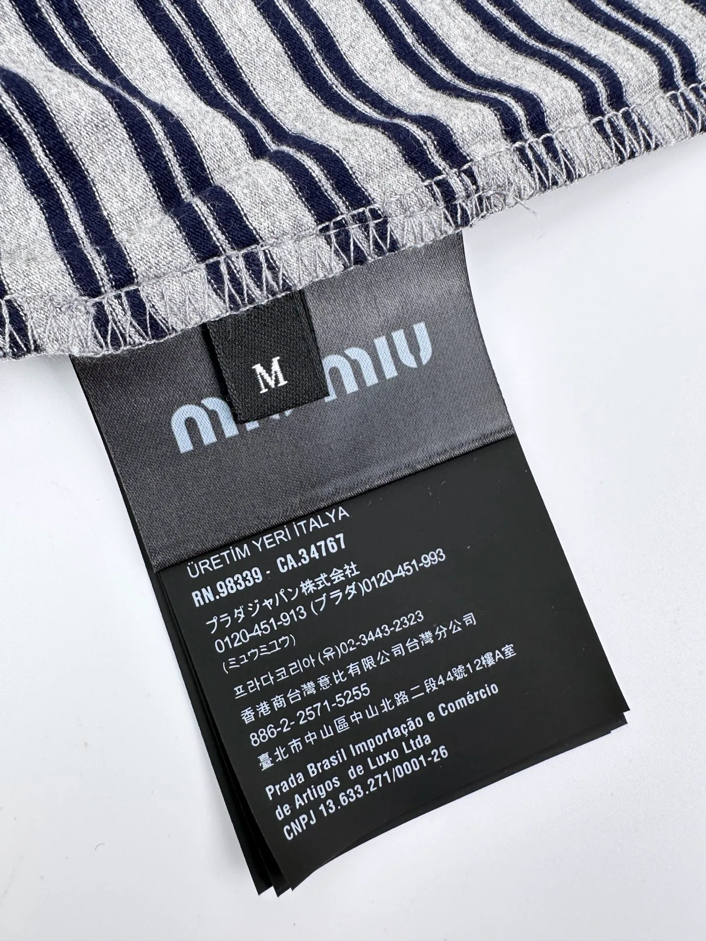 Miu Miu ， Breathable， 。 Navy Blue ， ， ， 。 Miu Miu ， 。 ， ， Retro 。 ， ， ， ， 。 ， ， ， 。U ， ， ； ， Retro 。 ， ， 。 1. “Miu Miu ” 、 。 2. ， ， 。 3. ， ， ， 、 ， 。 ： 1:1 Miu Miu 1:1 Miu Miu ： Size： S M L ： FF 844